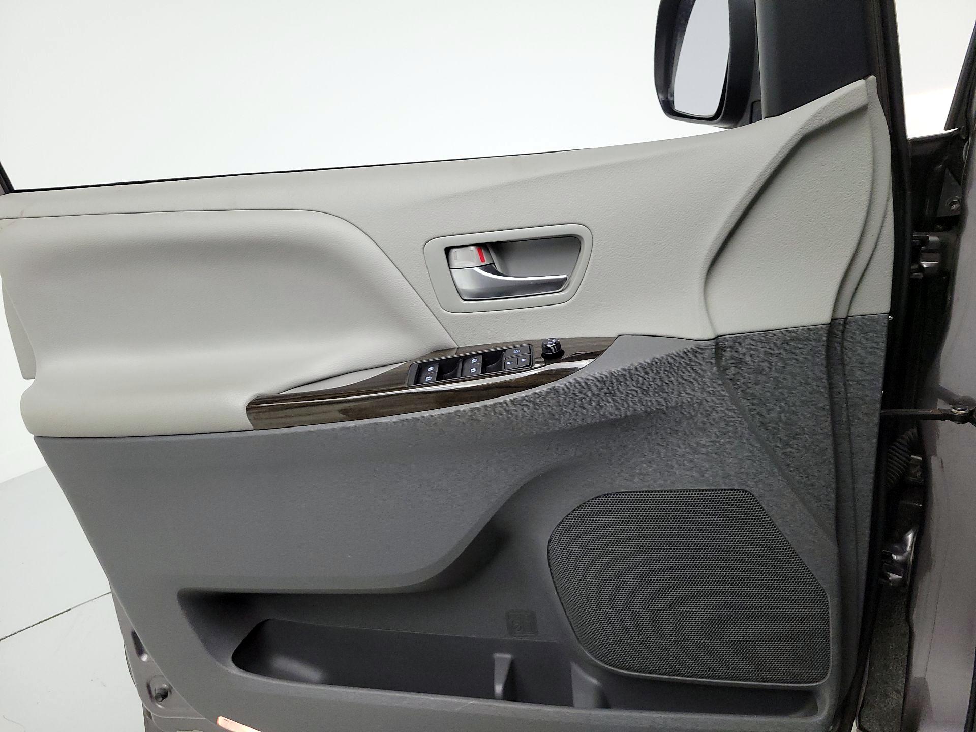 Thumbnail: 2020 Toyota Sienna - 12