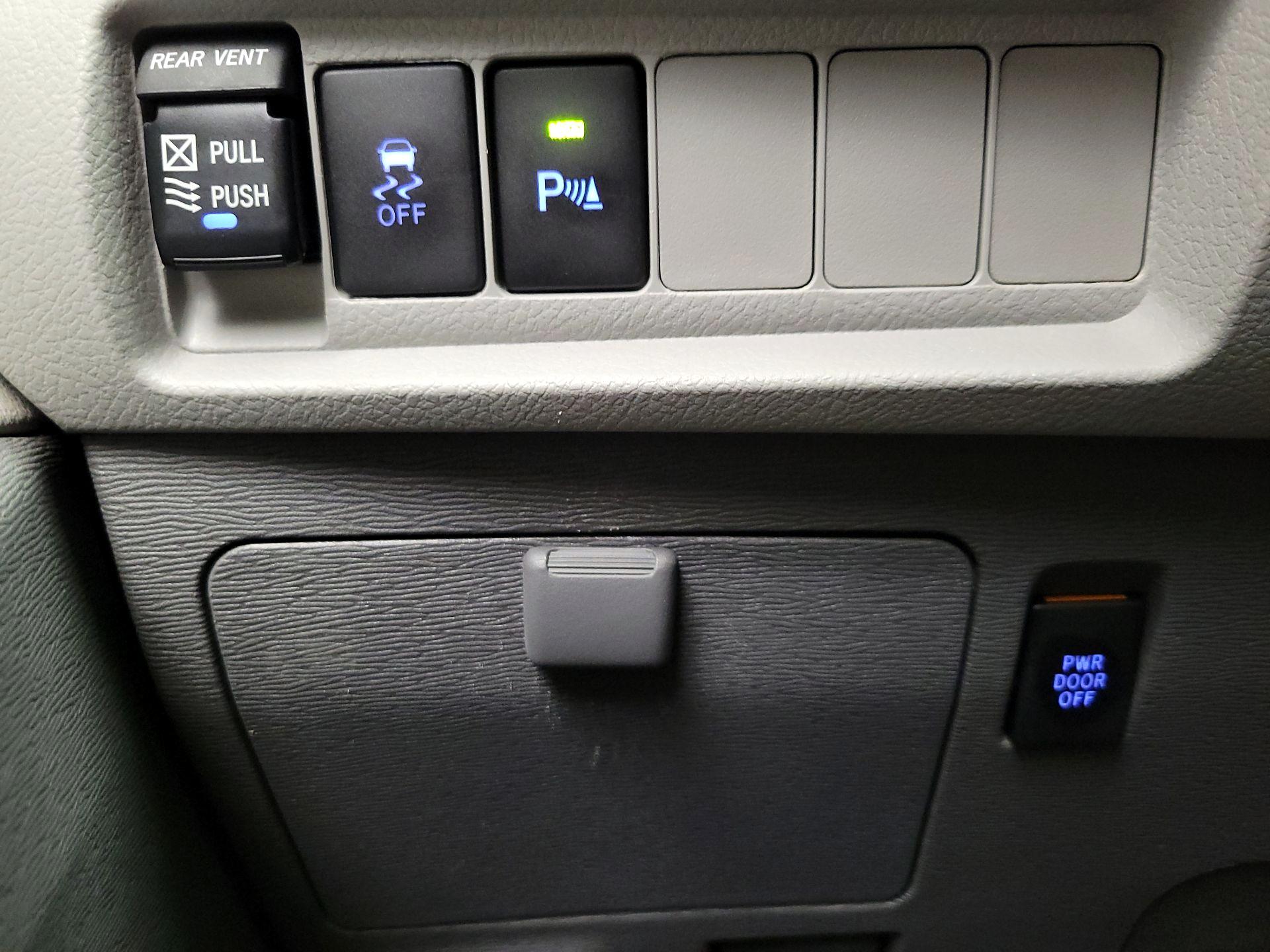 Thumbnail: 2020 Toyota Sienna - 13