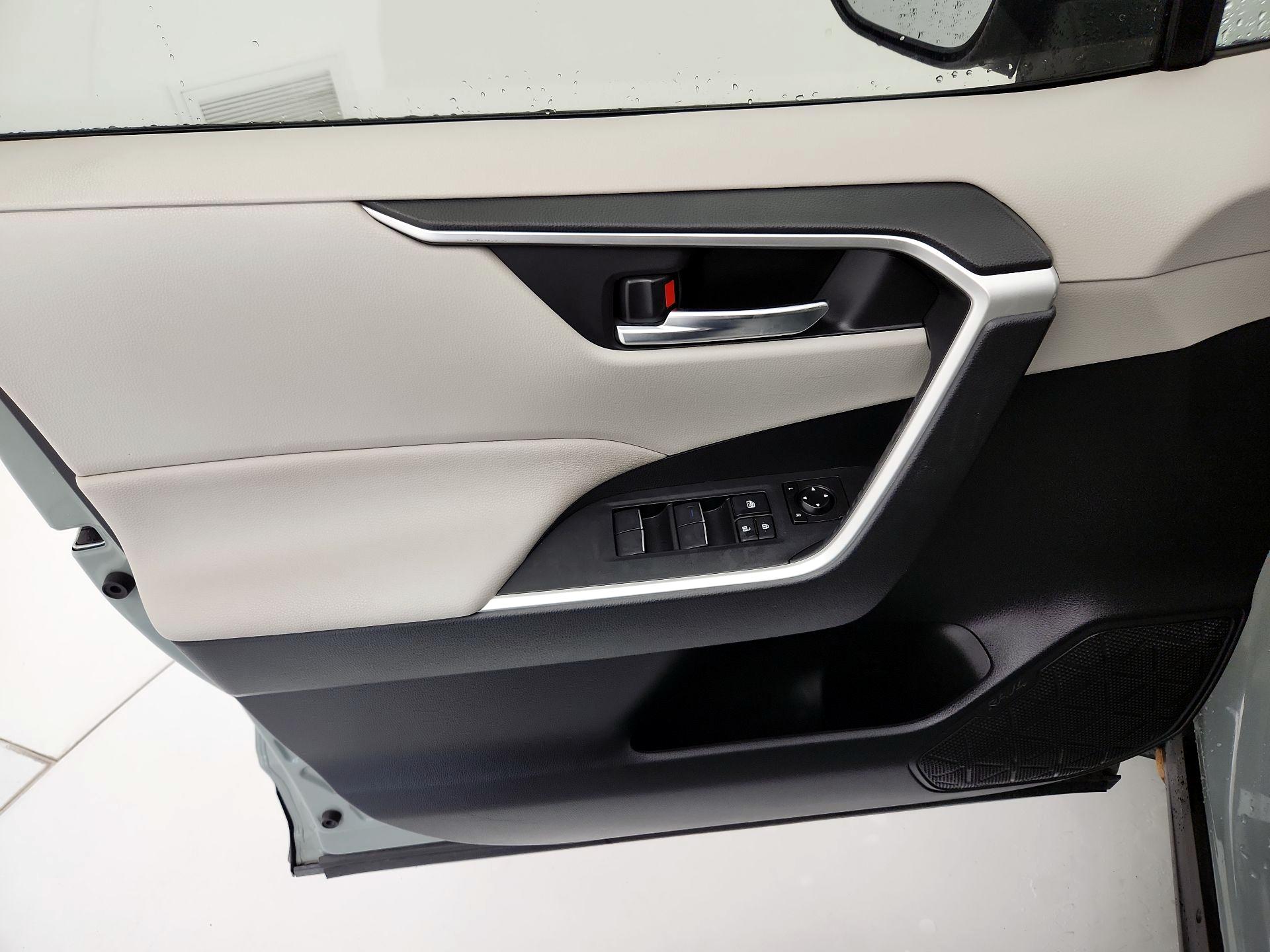 Thumbnail: 2019 Toyota RAV4 - 12