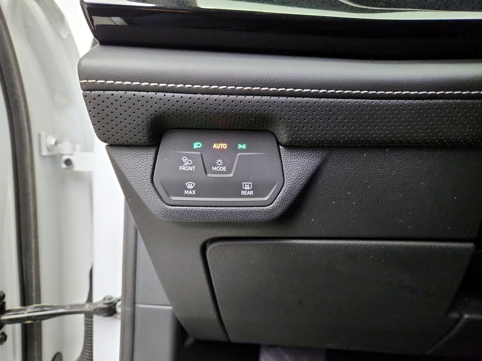 2024 Volkswagen Atlas SE w/Tech - Photo 14