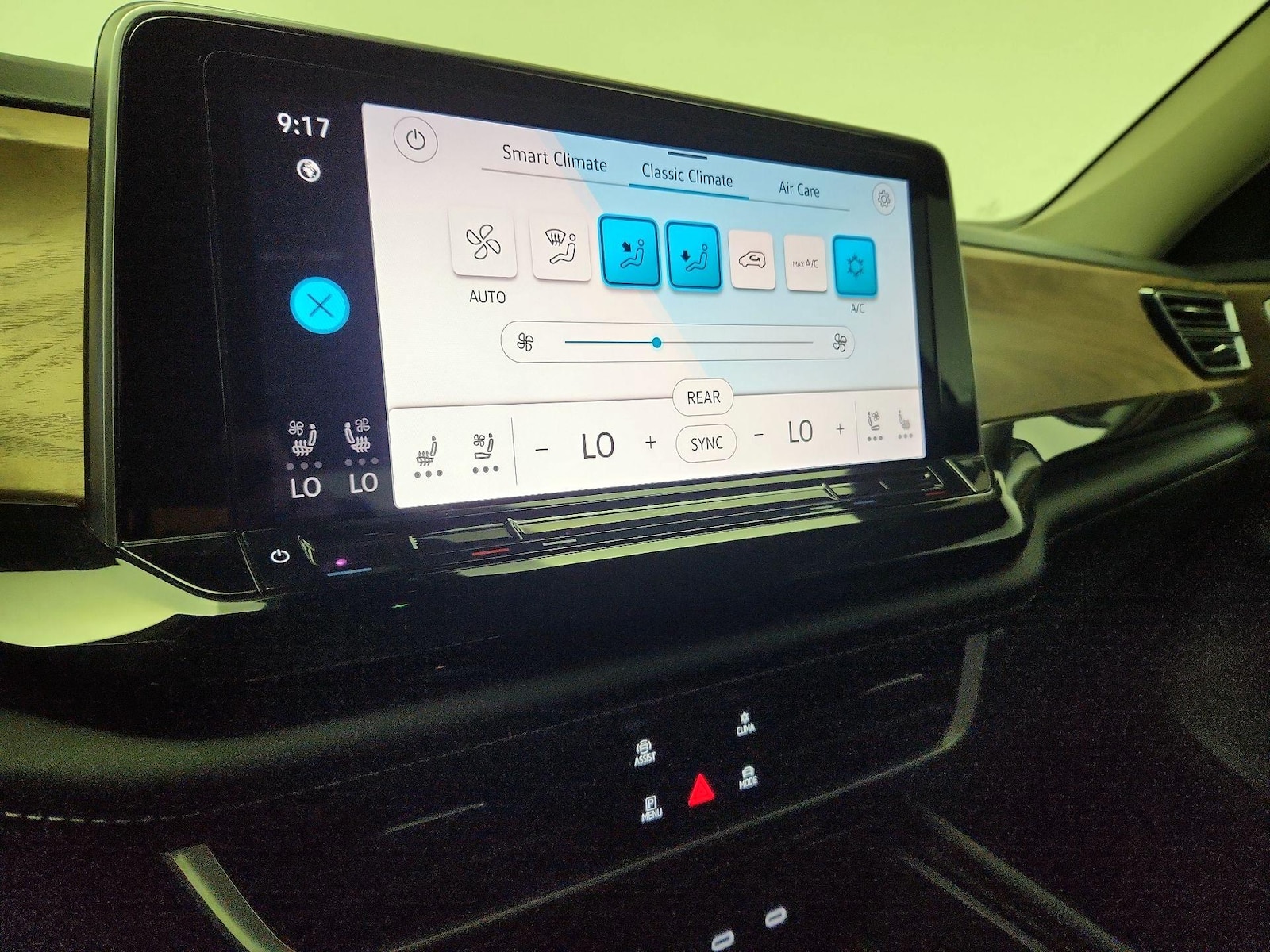2024 Volkswagen Atlas SE w/Tech - Photo 17
