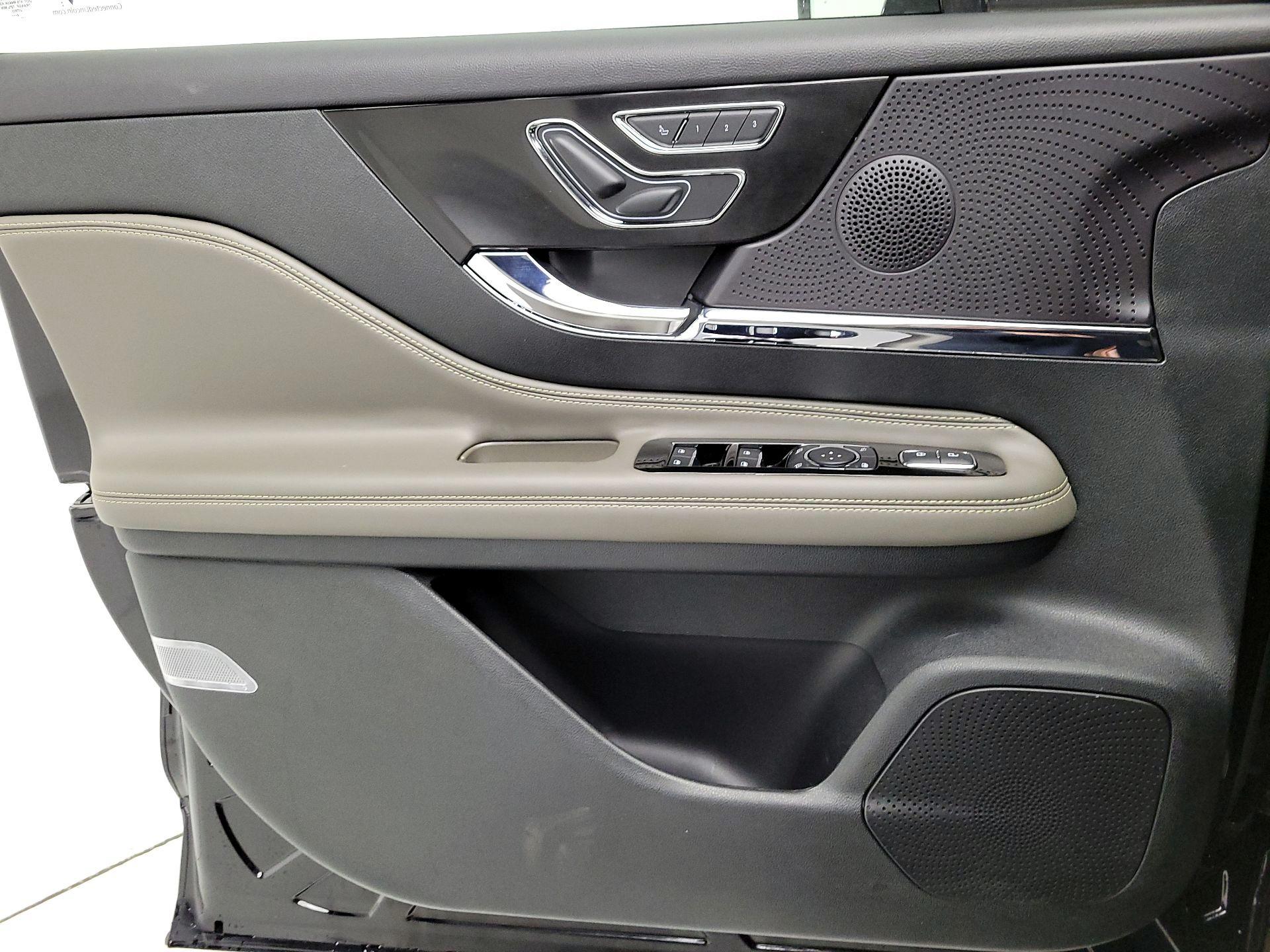 Thumbnail: 2025 Lincoln Corsair - 12