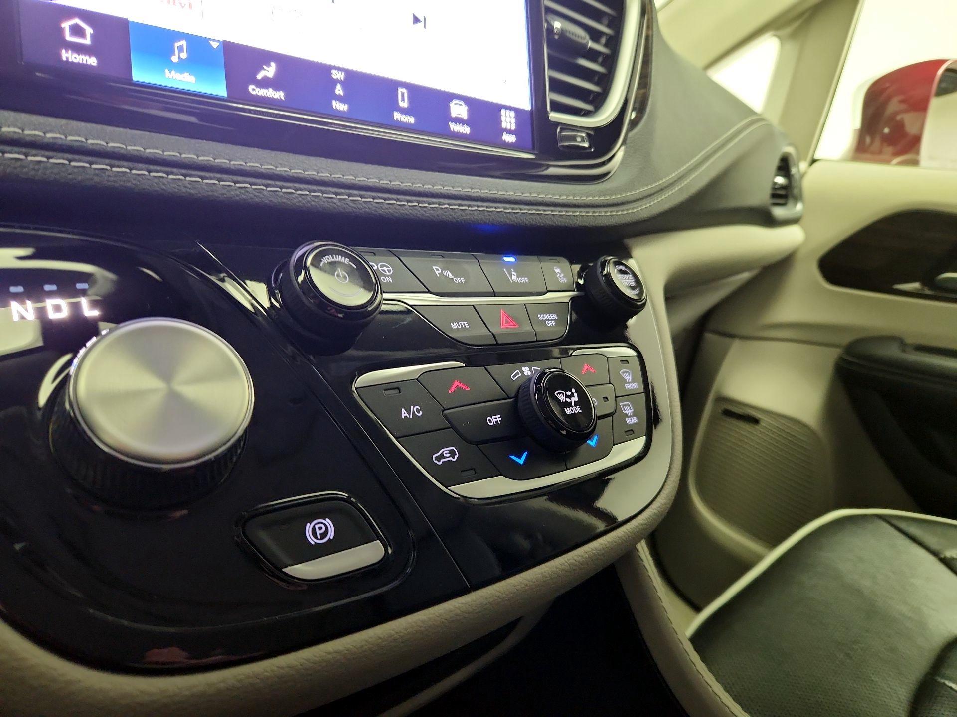 Thumbnail: 2022 Chrysler Pacifica - 17