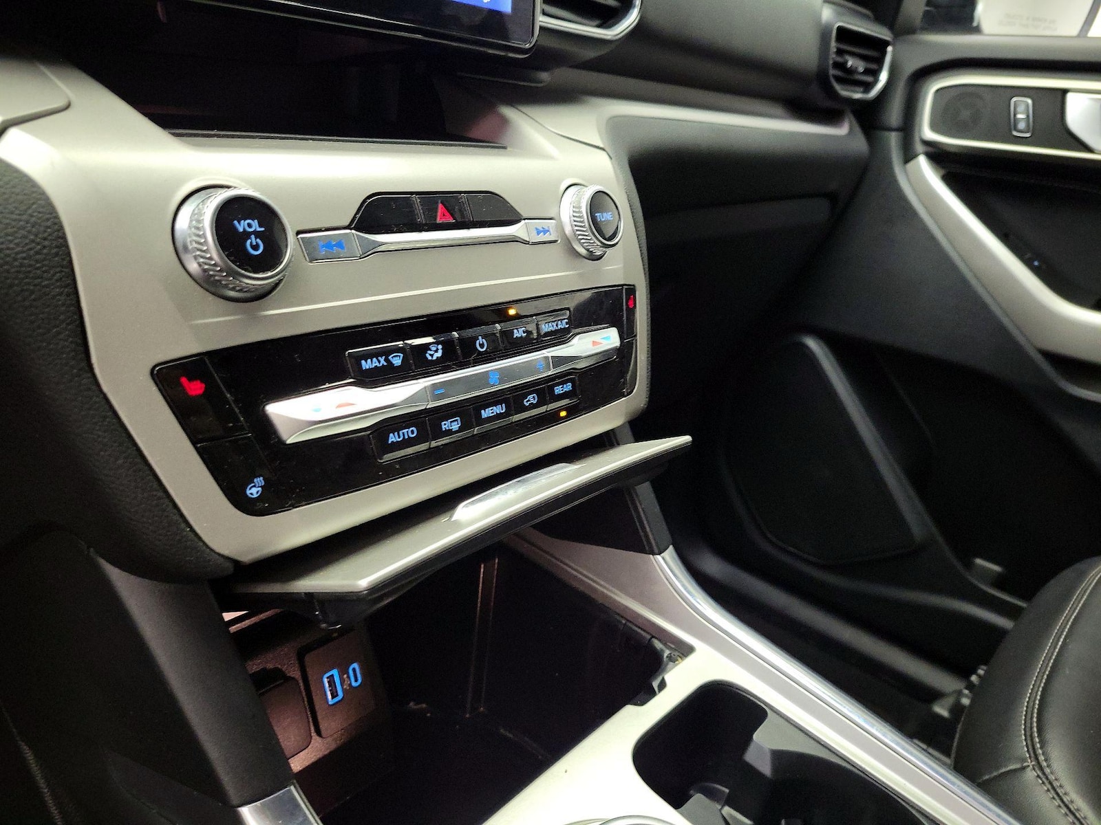 2023 Ford Explorer XLT - Photo 17