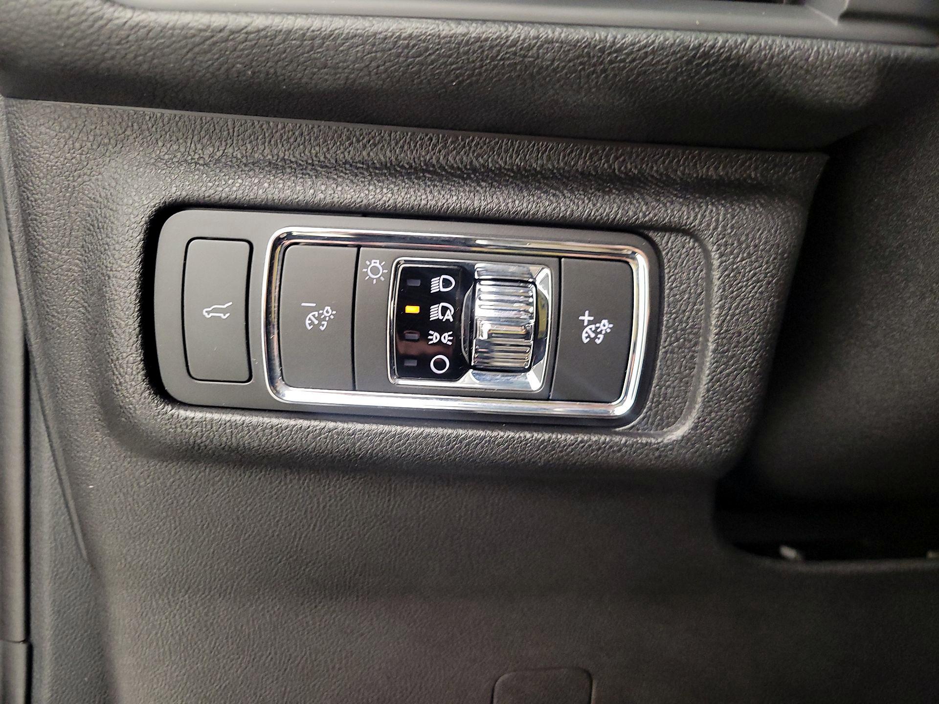 Thumbnail: 2022 Lincoln Corsair - 13