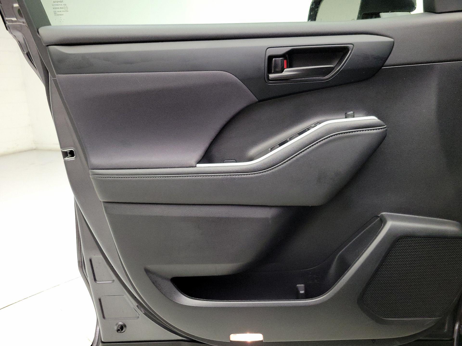 Thumbnail: 2023 Toyota Highlander - 12