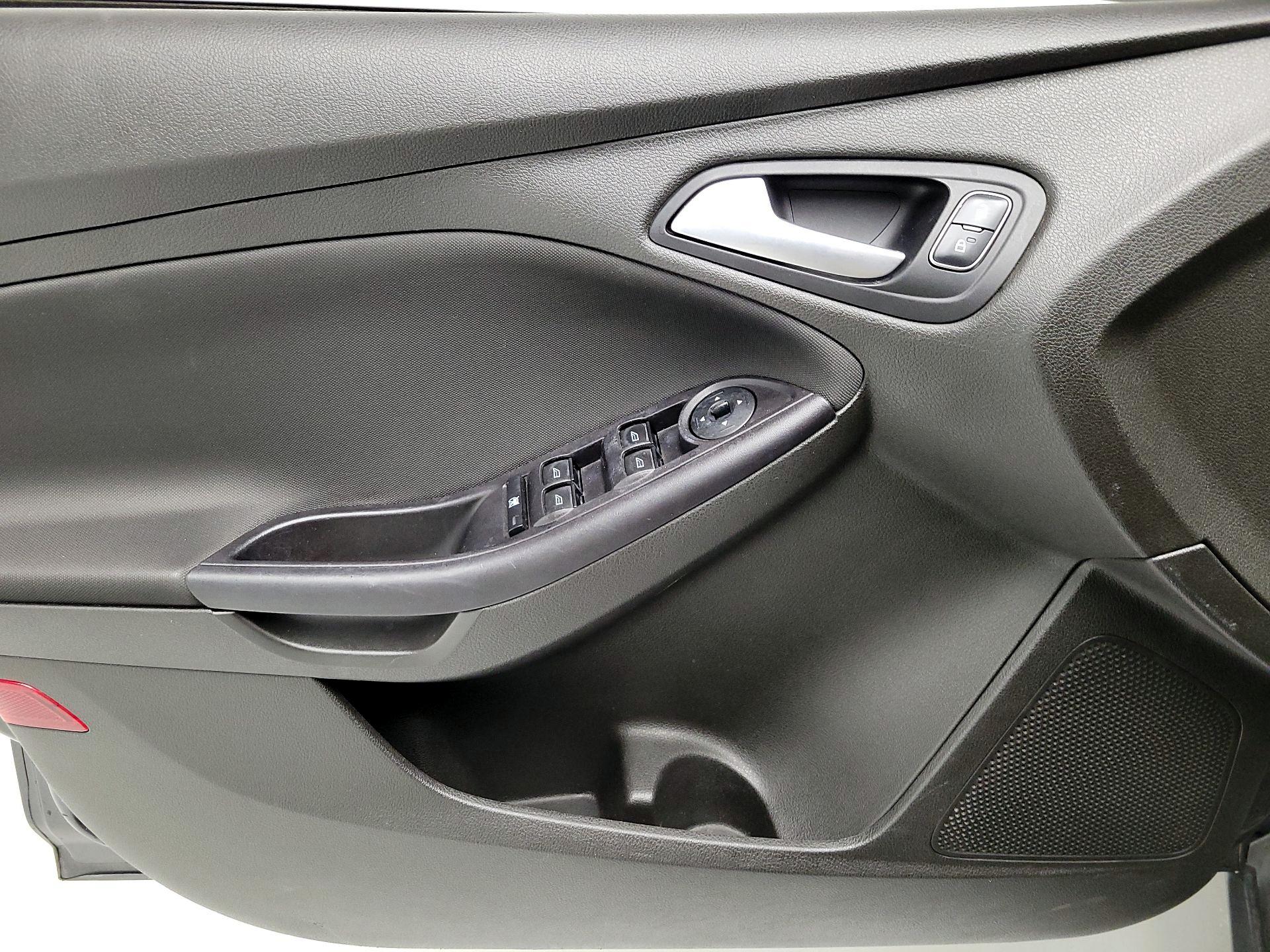 Thumbnail: 2016 Ford Focus - 12