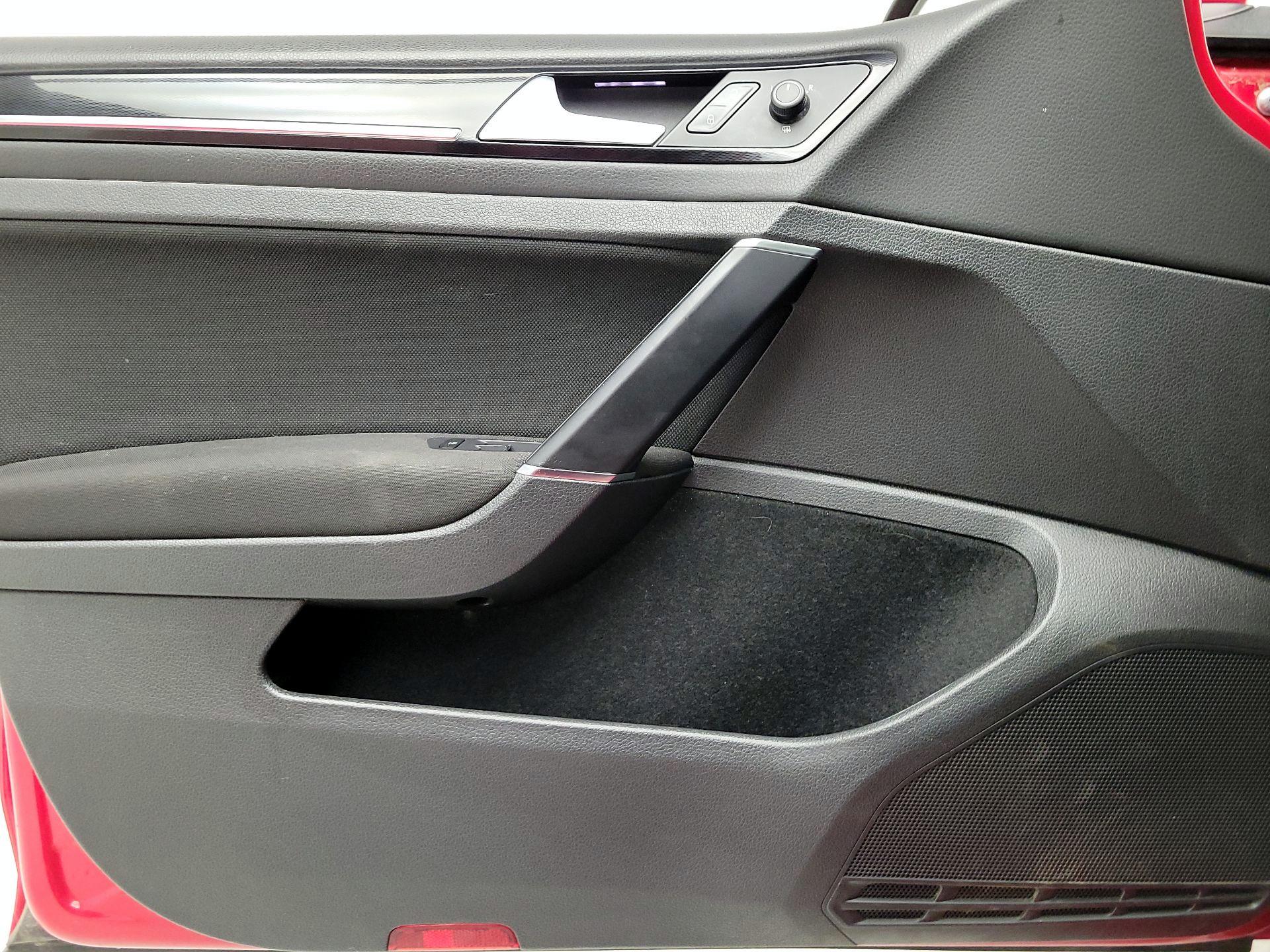 Thumbnail: 2017 Volkswagen Golf - 12