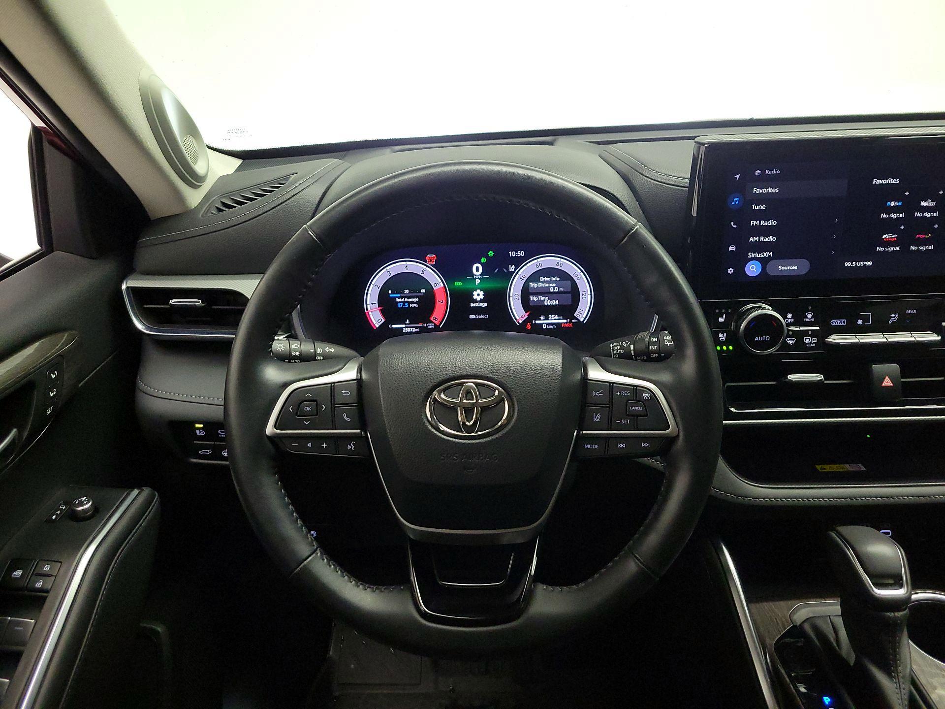 Thumbnail: 2023 Toyota Highlander - 10