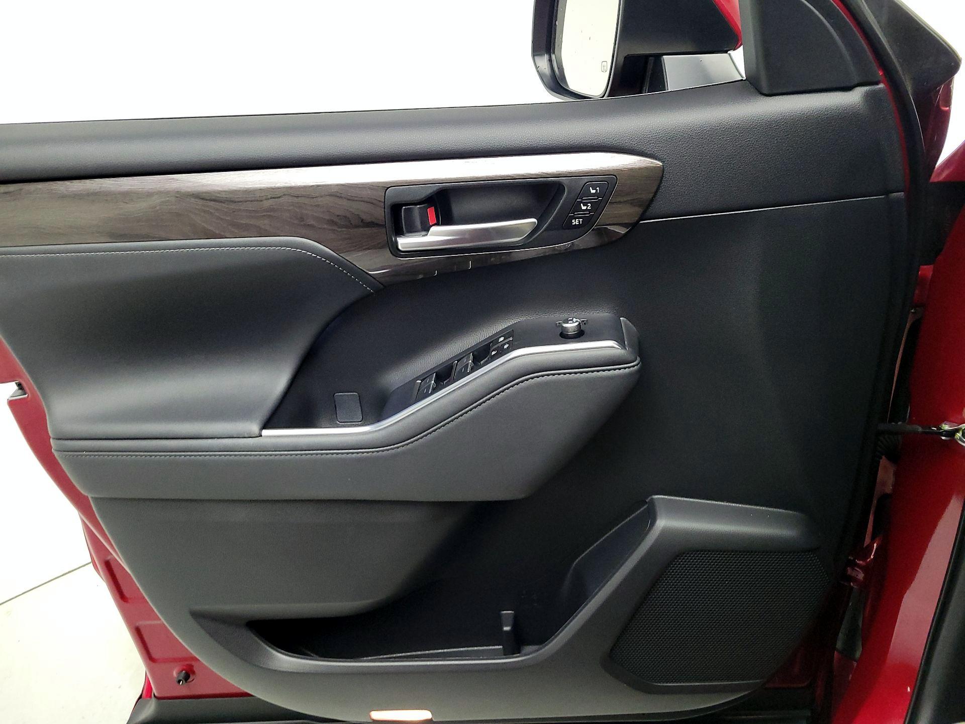 Thumbnail: 2023 Toyota Highlander - 12