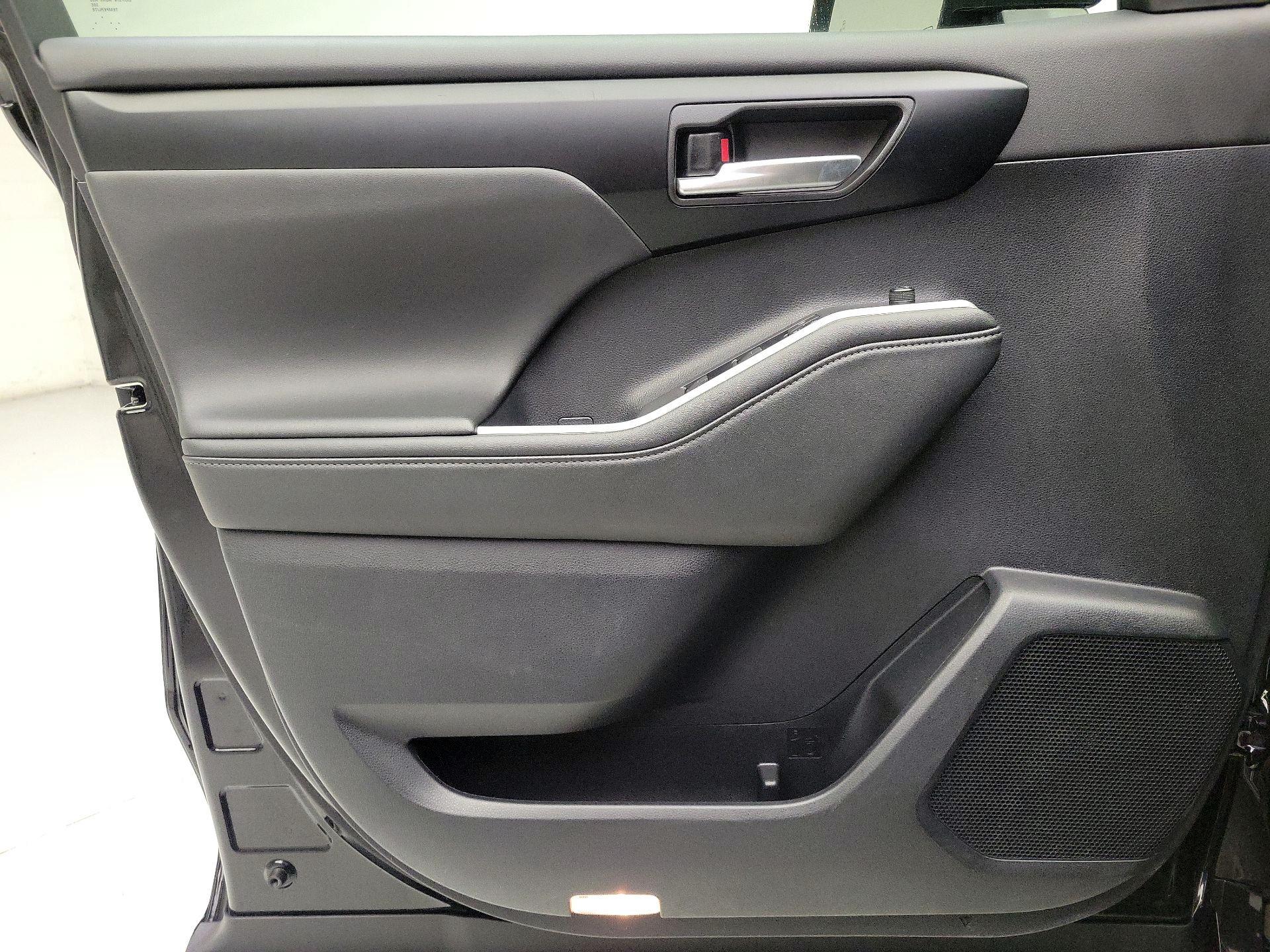 Thumbnail: 2025 Toyota Highlander - 12