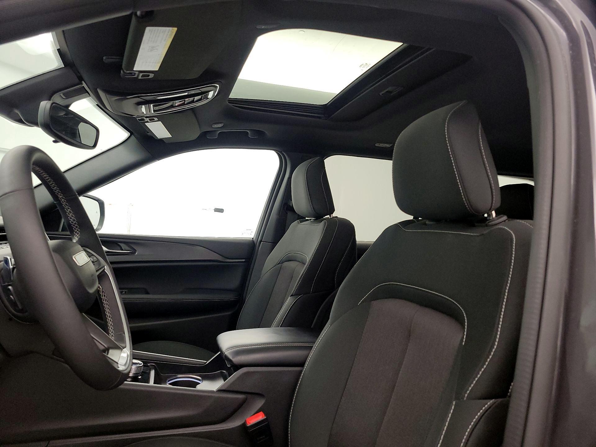 Thumbnail: 2024 Jeep Grand Cherokee - 19