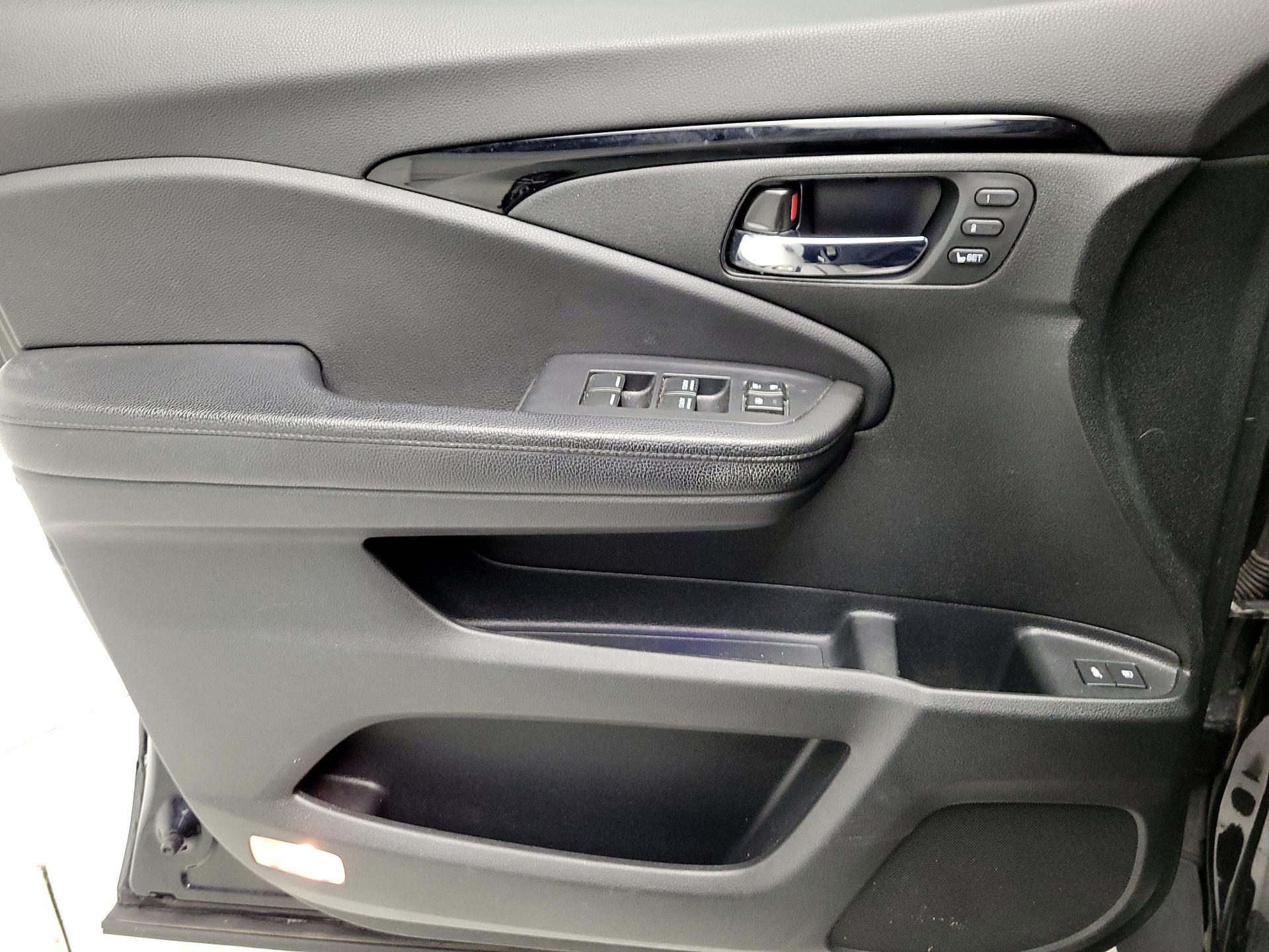 Thumbnail: 2016 Honda Pilot - 12