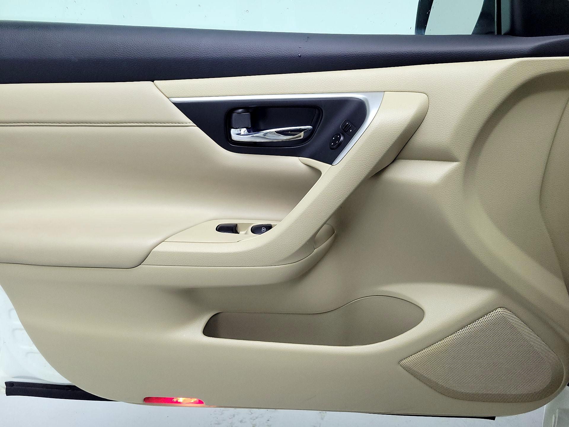 Thumbnail: 2016 Nissan Altima - 12