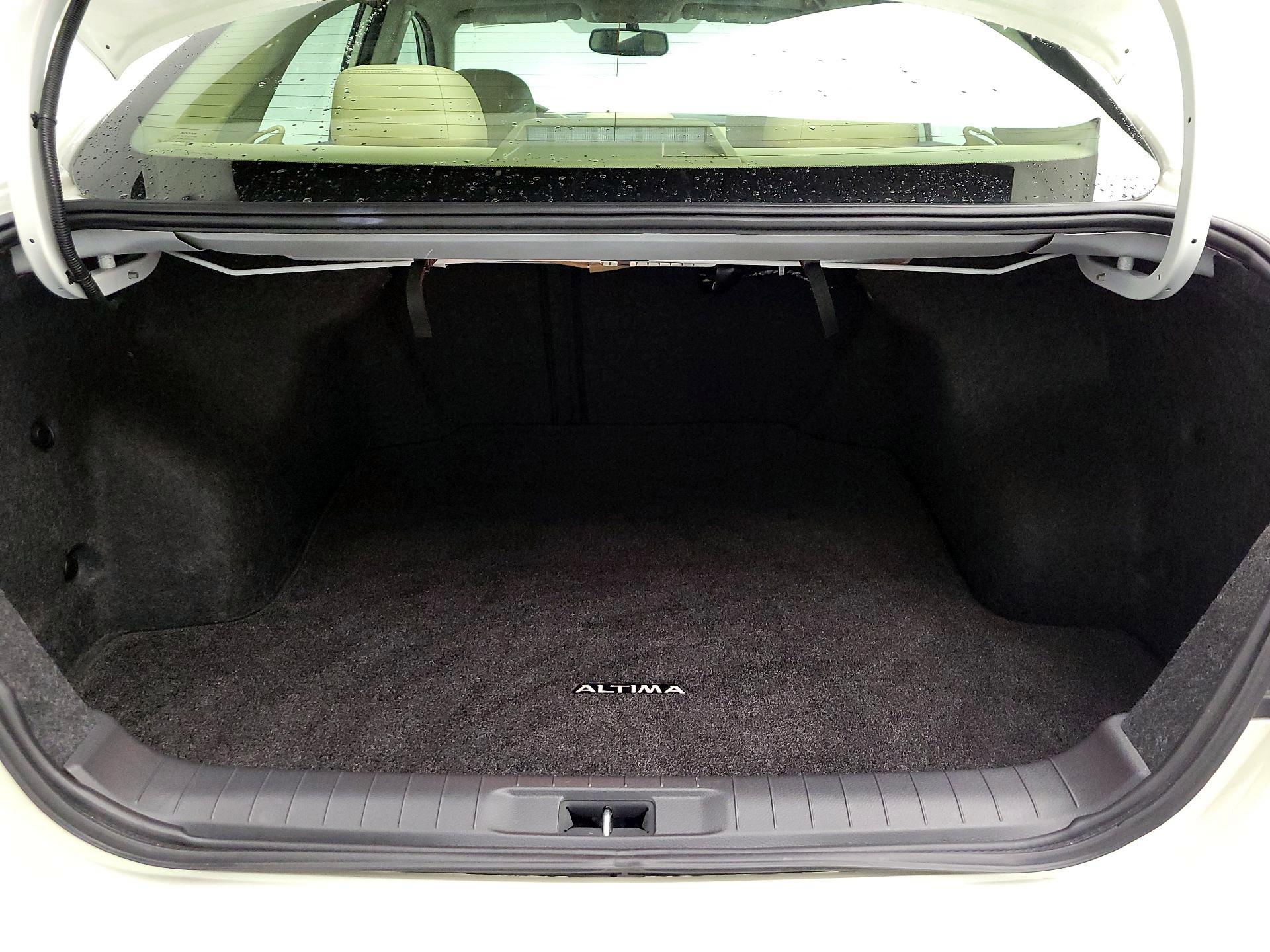 Thumbnail: 2016 Nissan Altima - 16