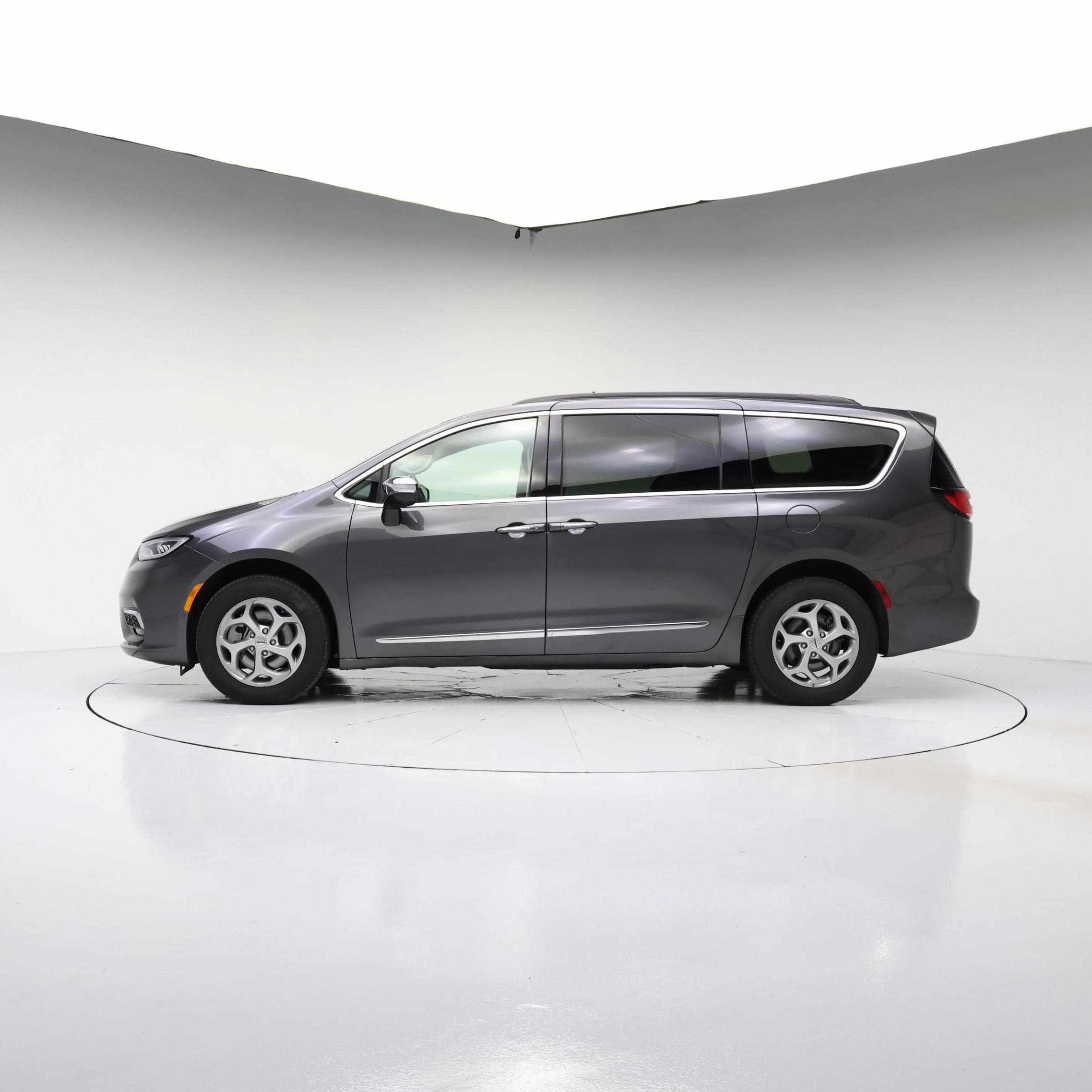 Thumbnail: 2023 Chrysler Pacifica - 3