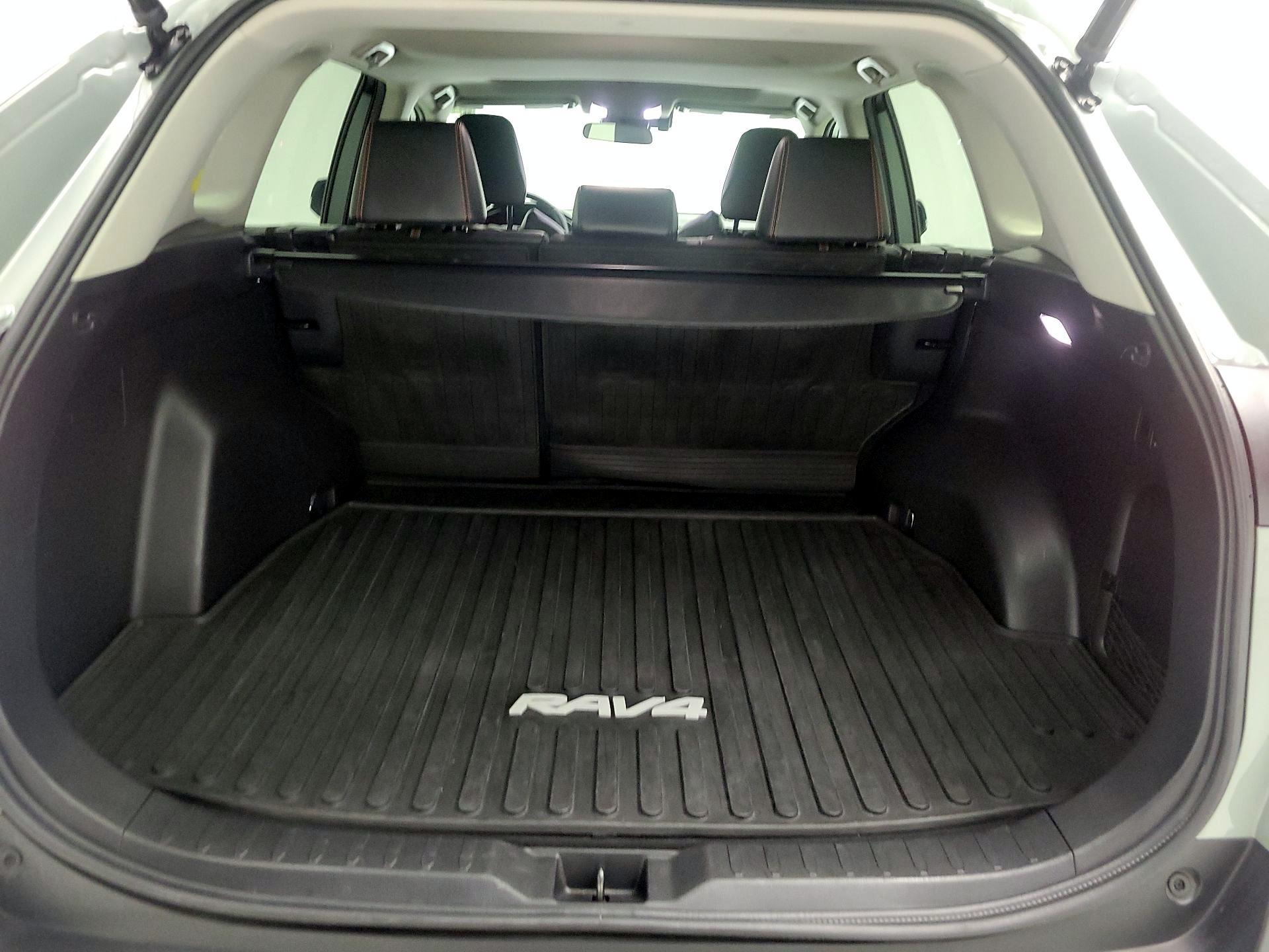 Thumbnail: 2022 Toyota RAV4 - 20