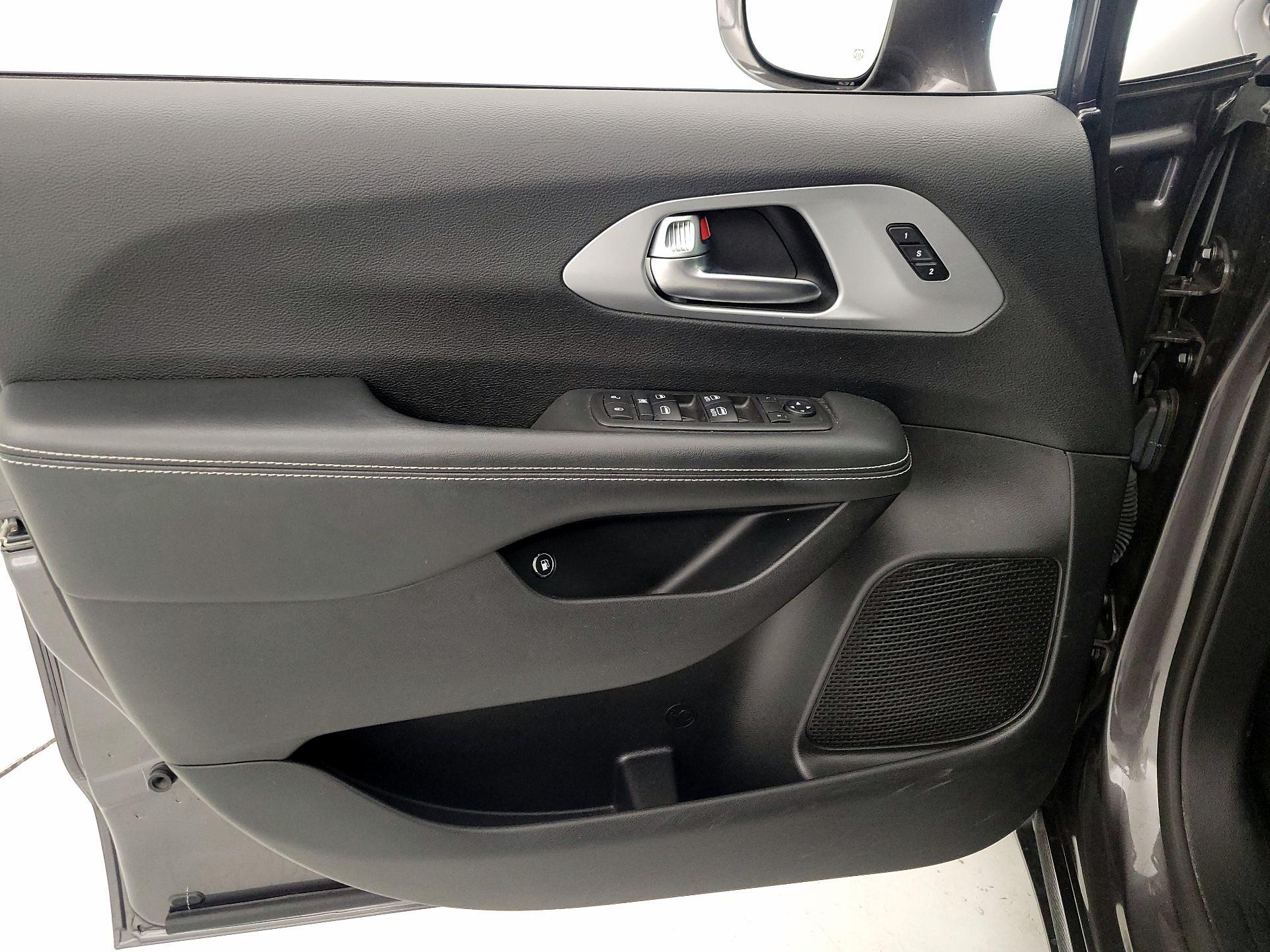 Thumbnail: 2021 Chrysler Pacifica - 12