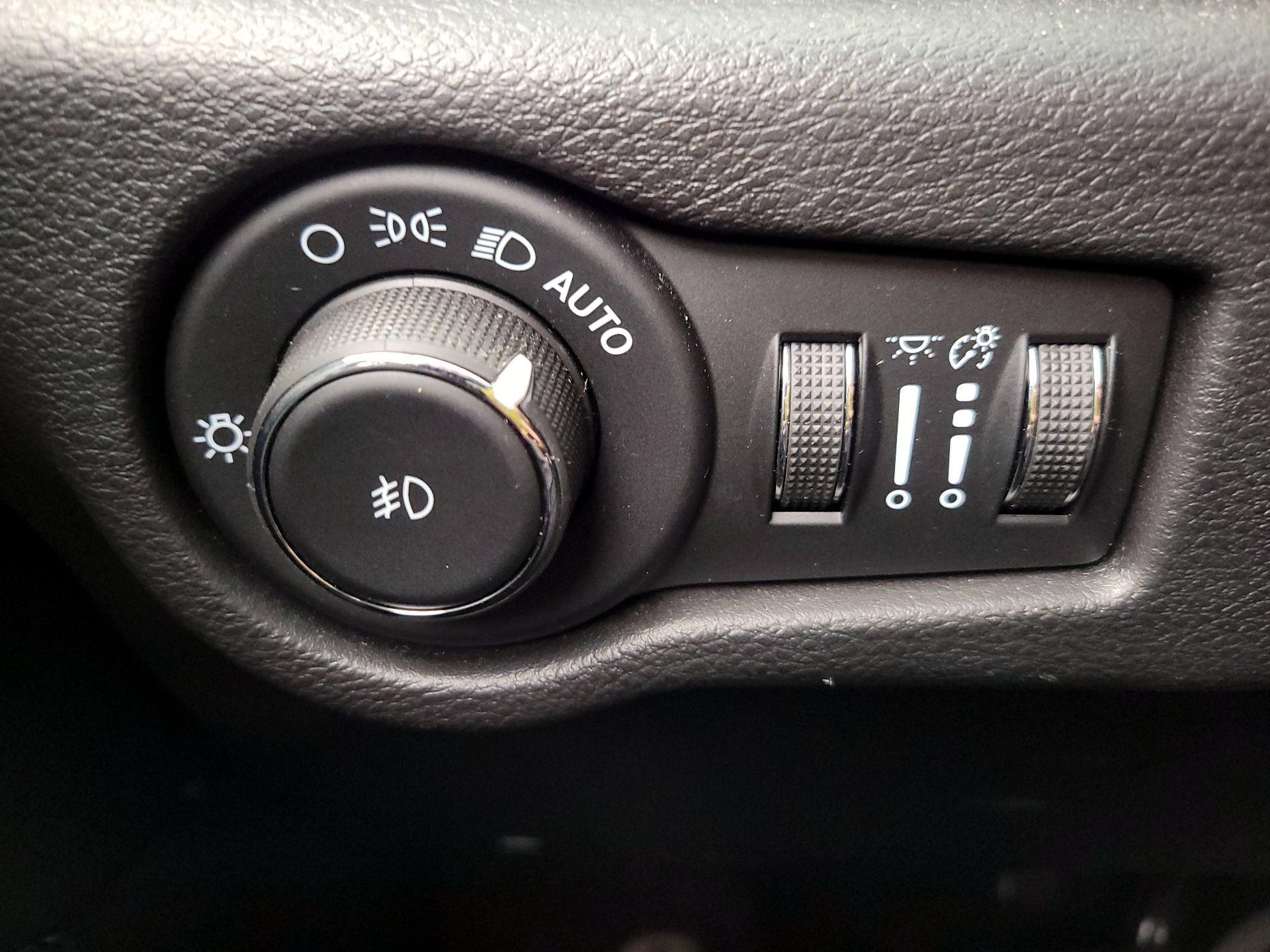 Thumbnail: 2021 Chrysler Pacifica - 13