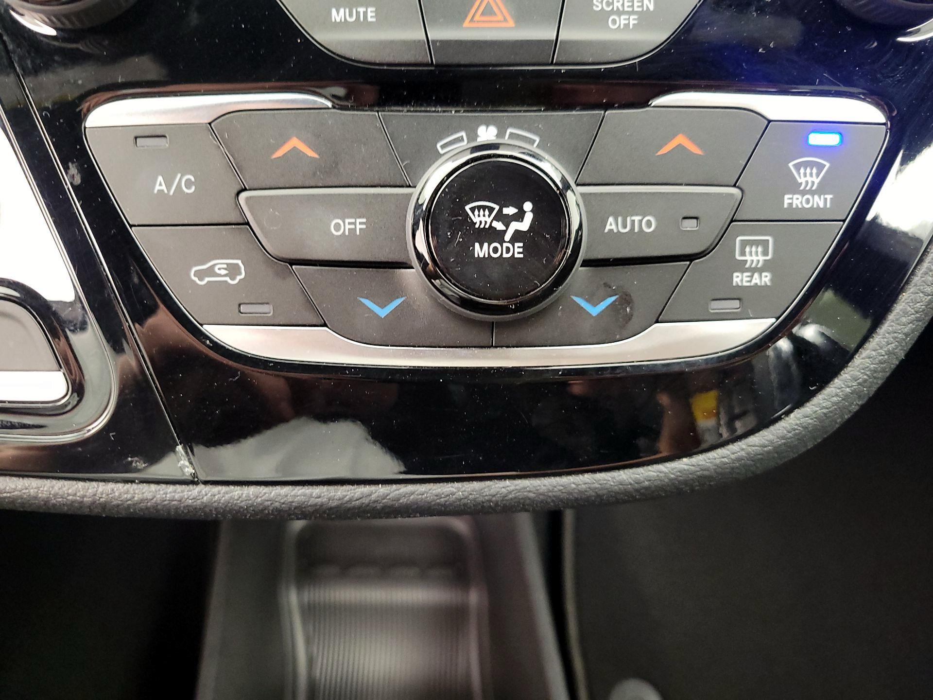 Thumbnail: 2021 Chrysler Pacifica - 17