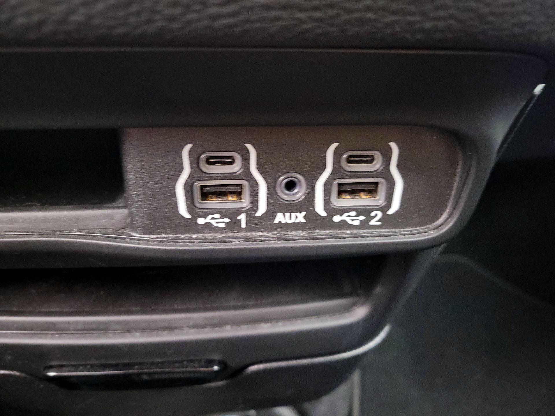 Thumbnail: 2021 Chrysler Pacifica - 19