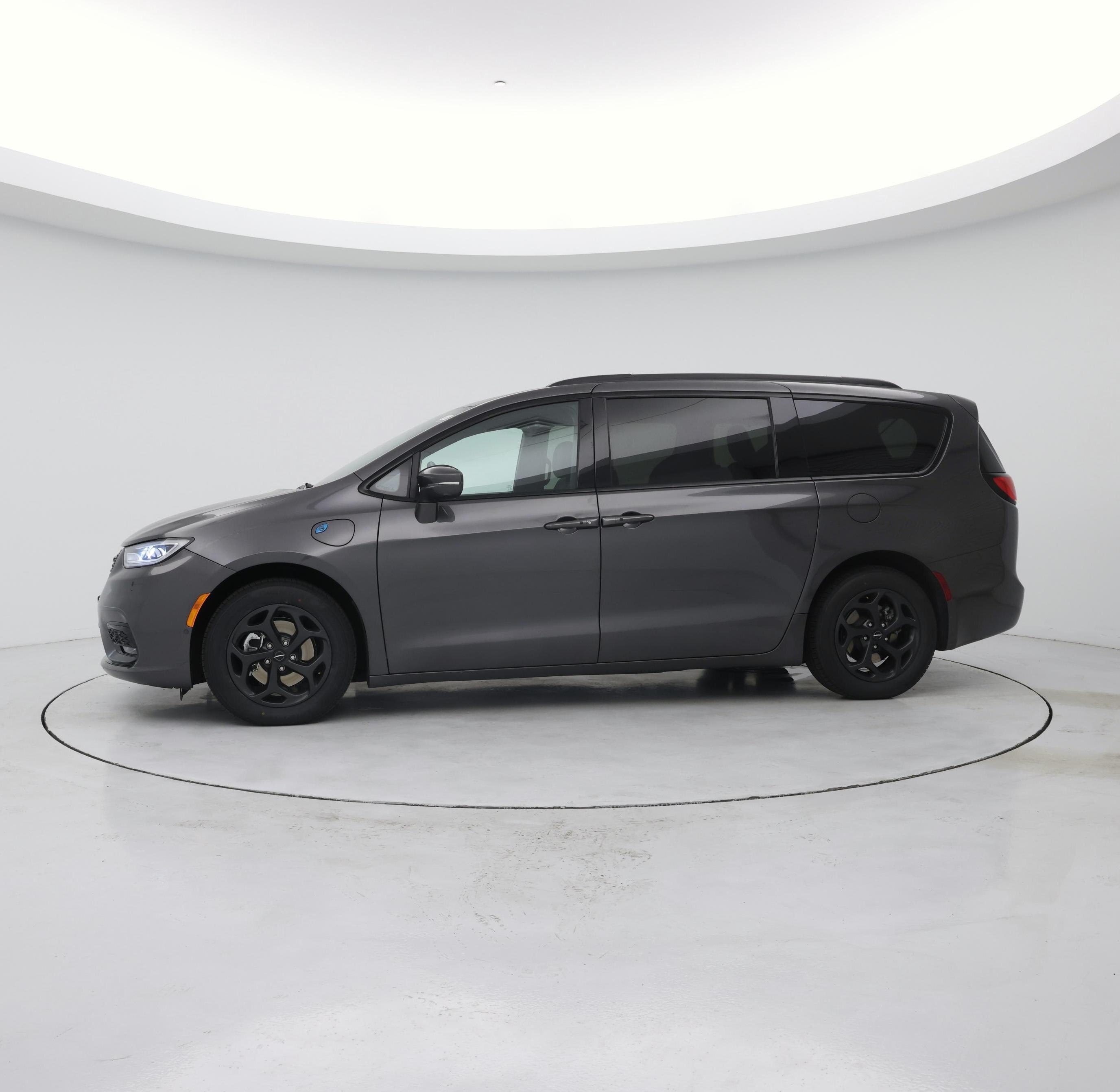 Thumbnail: 2021 Chrysler Pacifica - 3