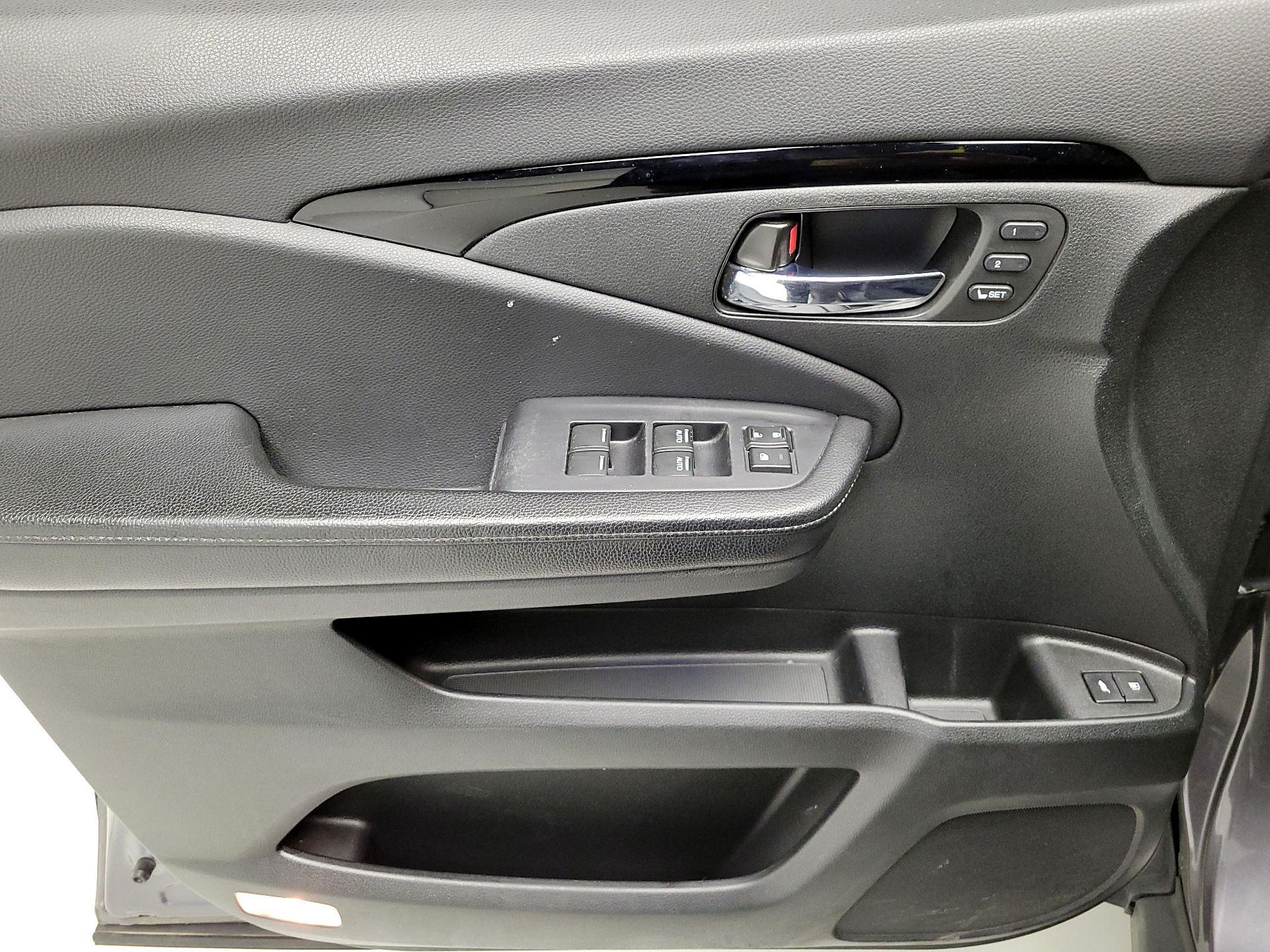 Thumbnail: 2016 Honda Pilot - 12