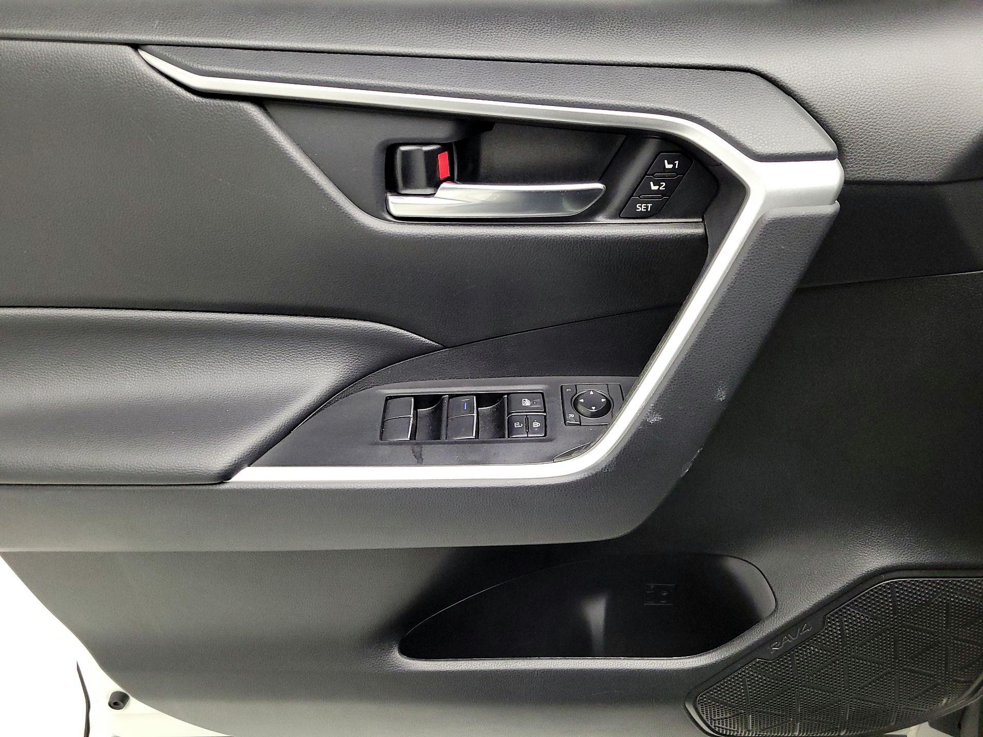 Thumbnail: 2020 Toyota RAV4 - 12