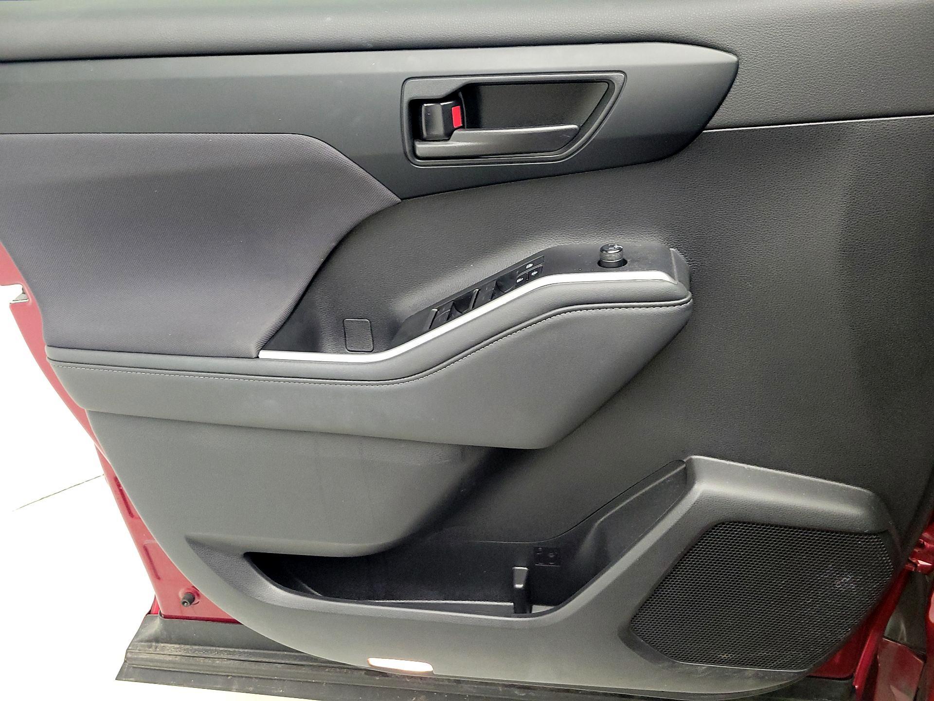 Thumbnail: 2023 Toyota Highlander - 12