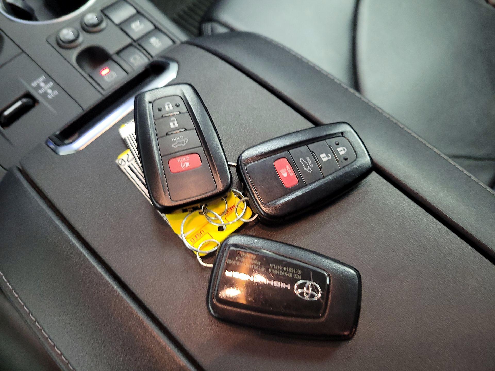 Thumbnail: 2023 Toyota Highlander - 18