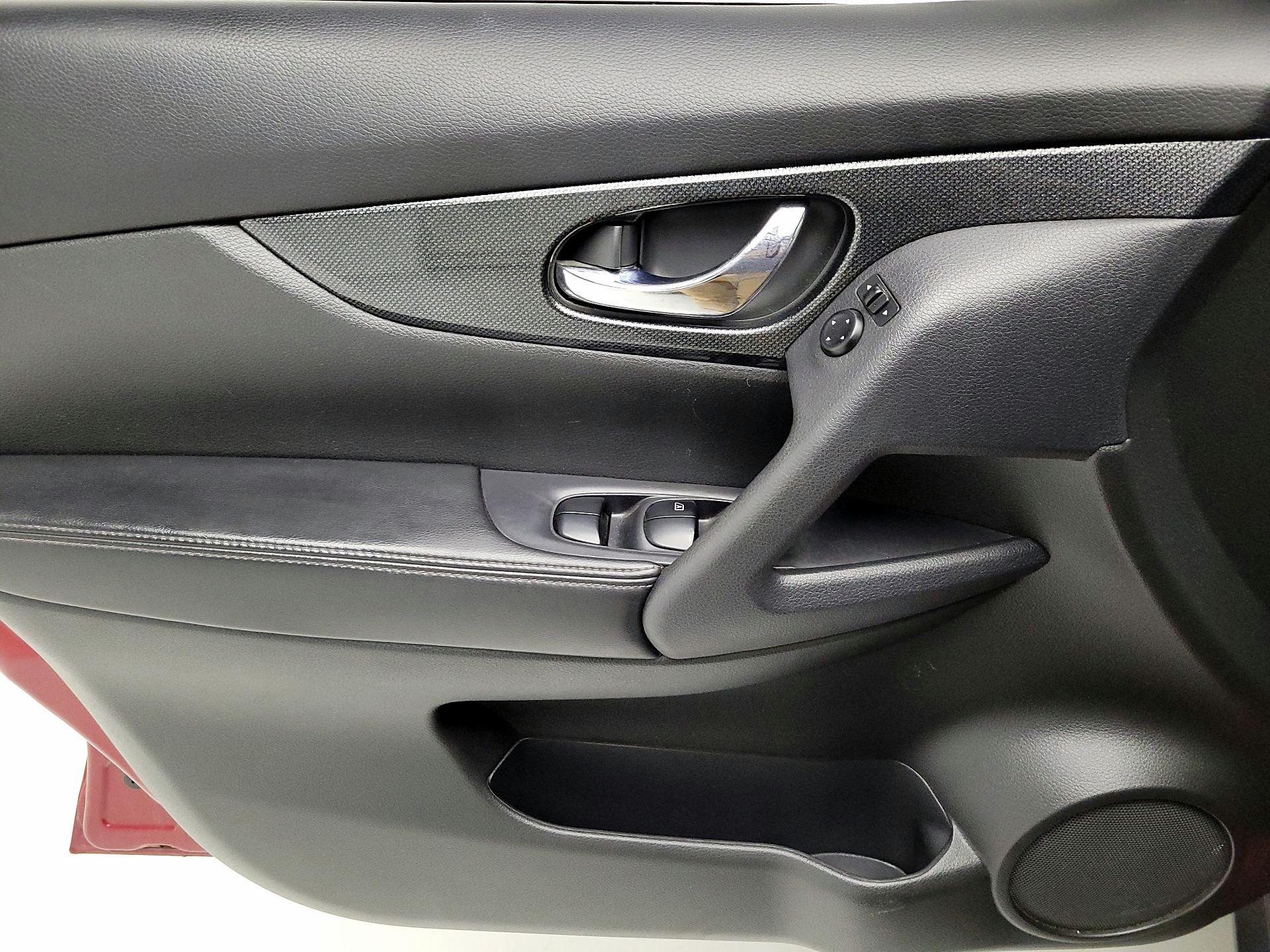 Thumbnail: 2015 Nissan Rogue - 12