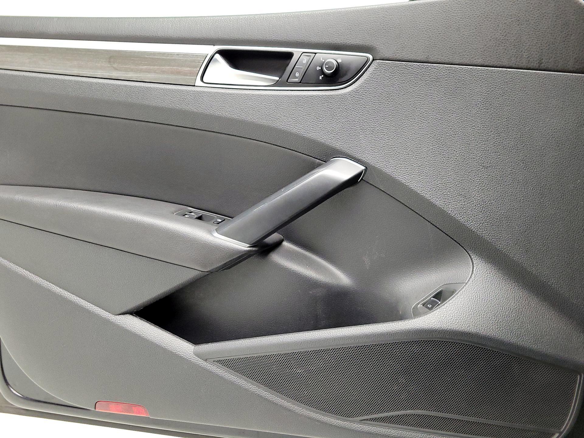 Thumbnail: 2017 Volkswagen Passat - 12