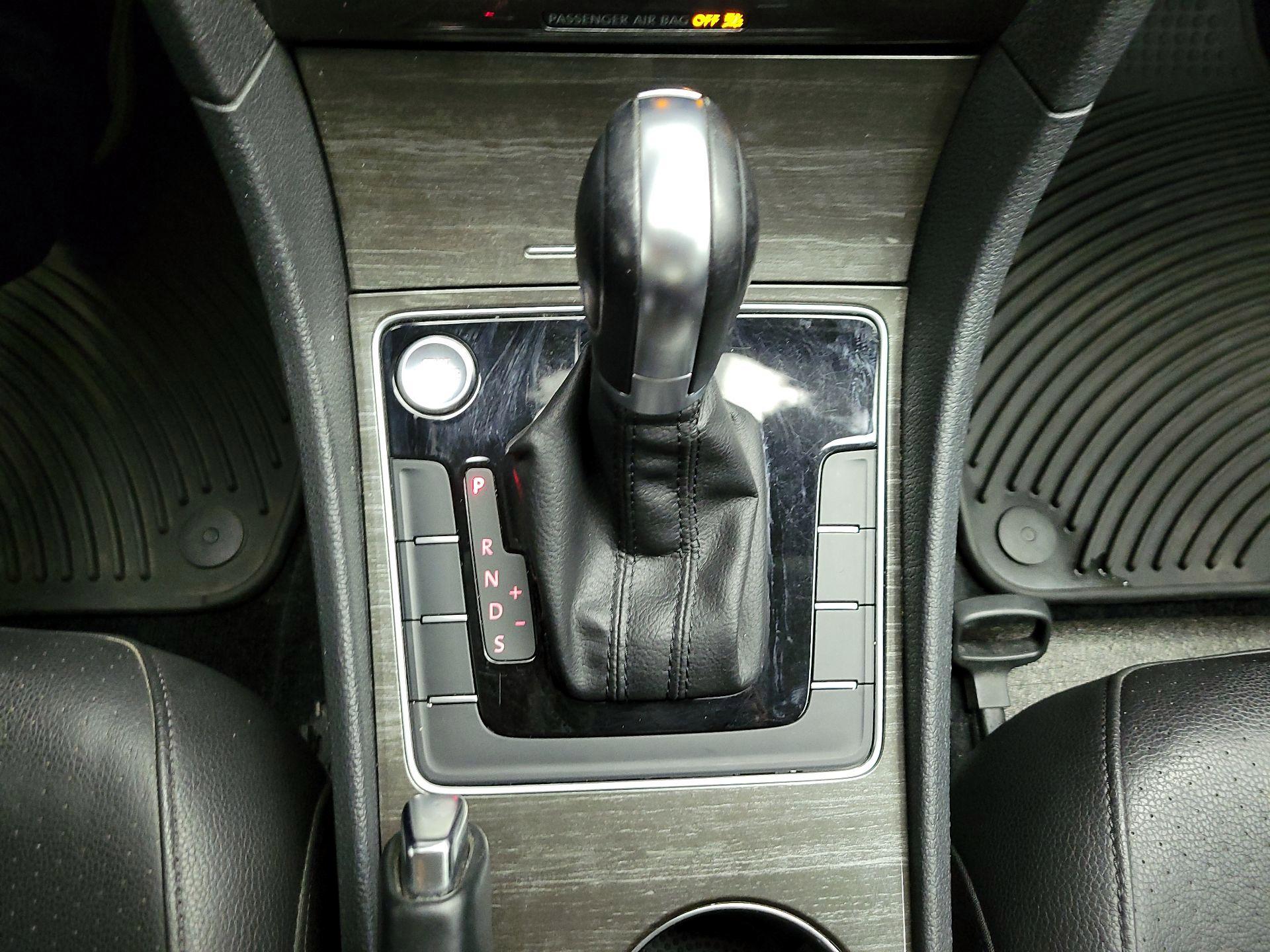 Thumbnail: 2017 Volkswagen Passat - 17