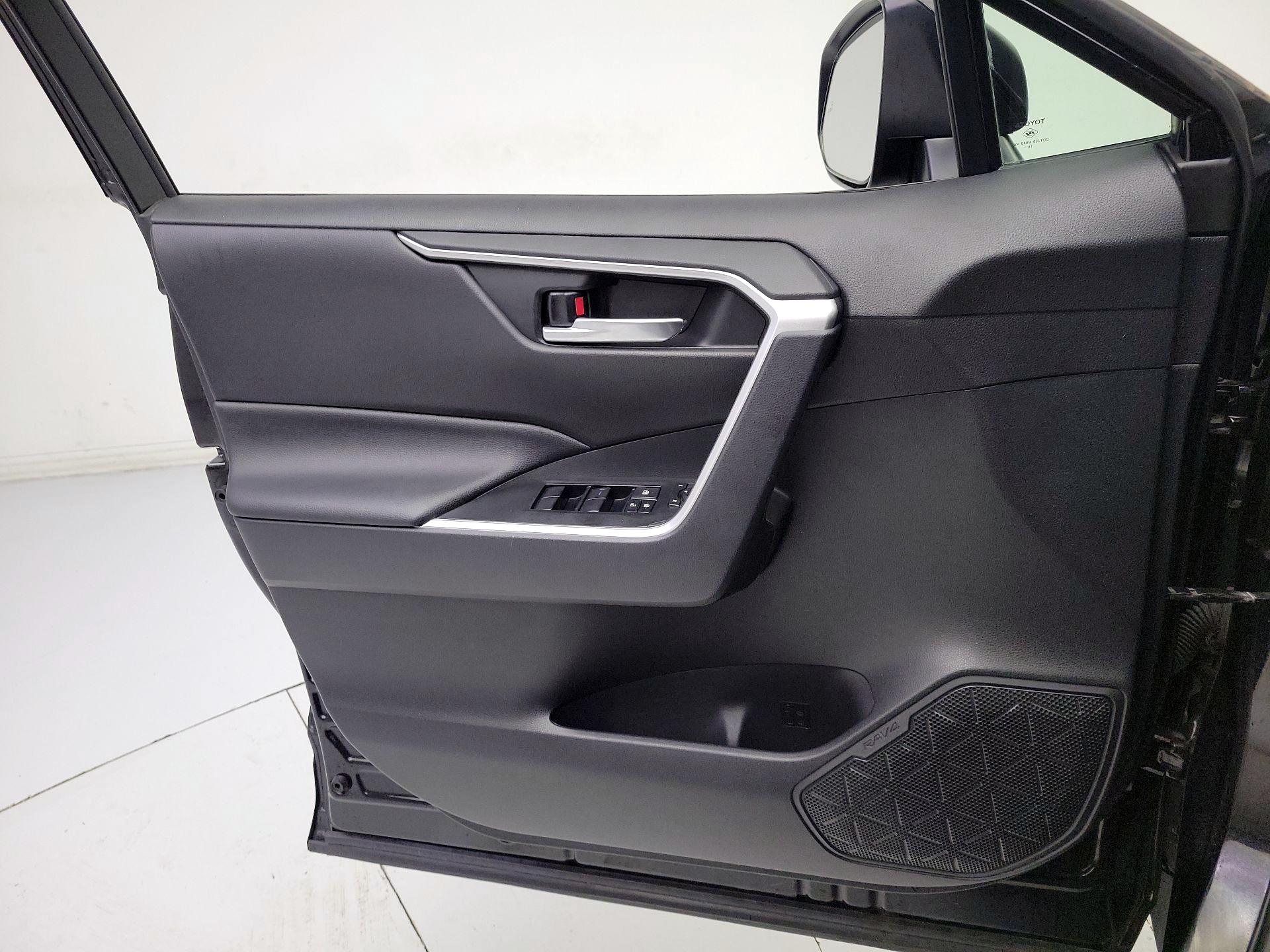 Thumbnail: 2020 Toyota RAV4 - 12