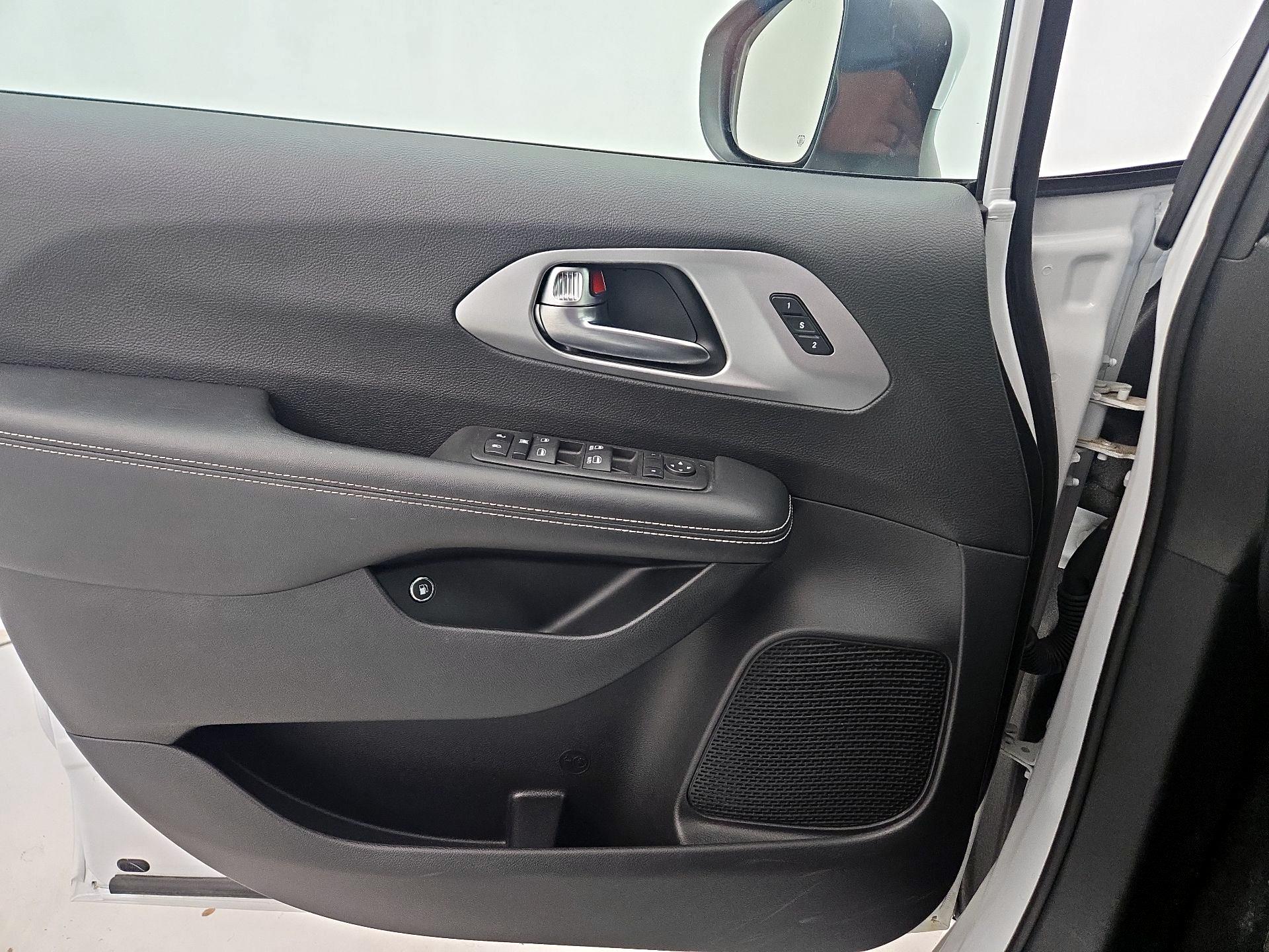 Thumbnail: 2023 Chrysler Pacifica - 12