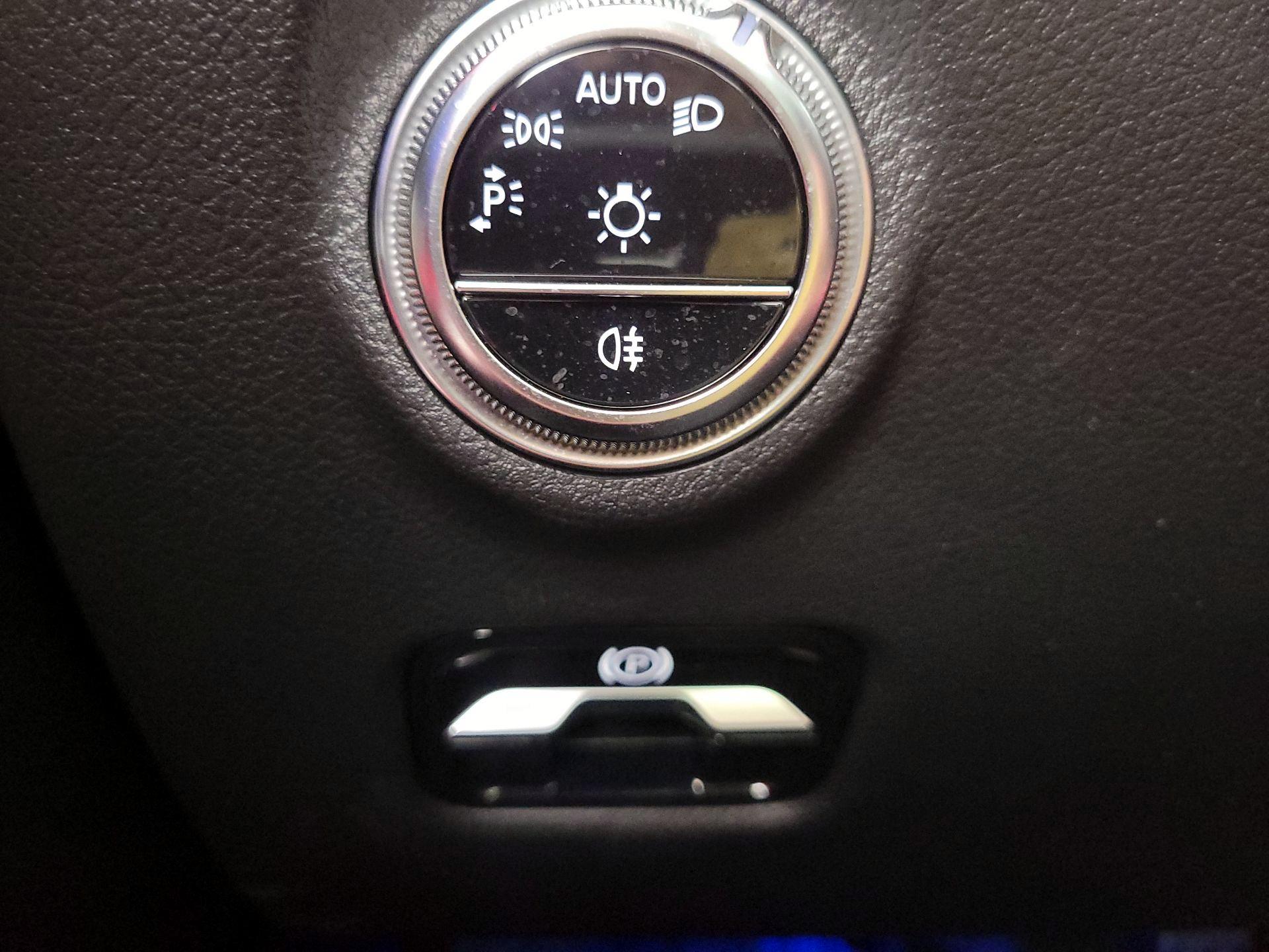 Thumbnail: 2023 Mercedes-Benz C-Class - 13