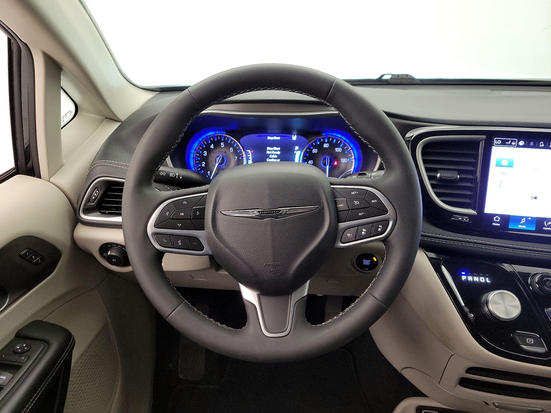Thumbnail: 2023 Chrysler Pacifica - 10