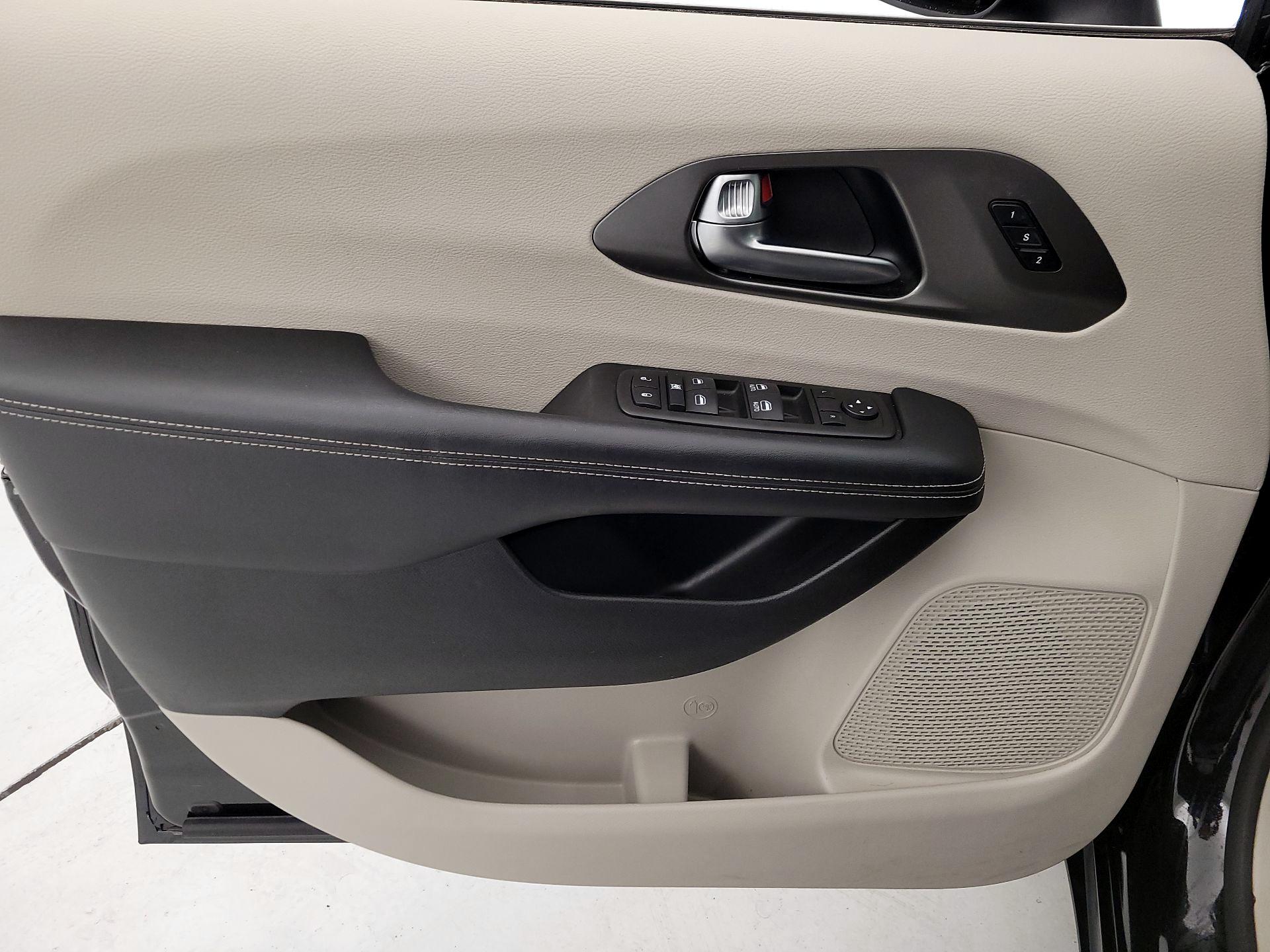 Thumbnail: 2023 Chrysler Pacifica - 12
