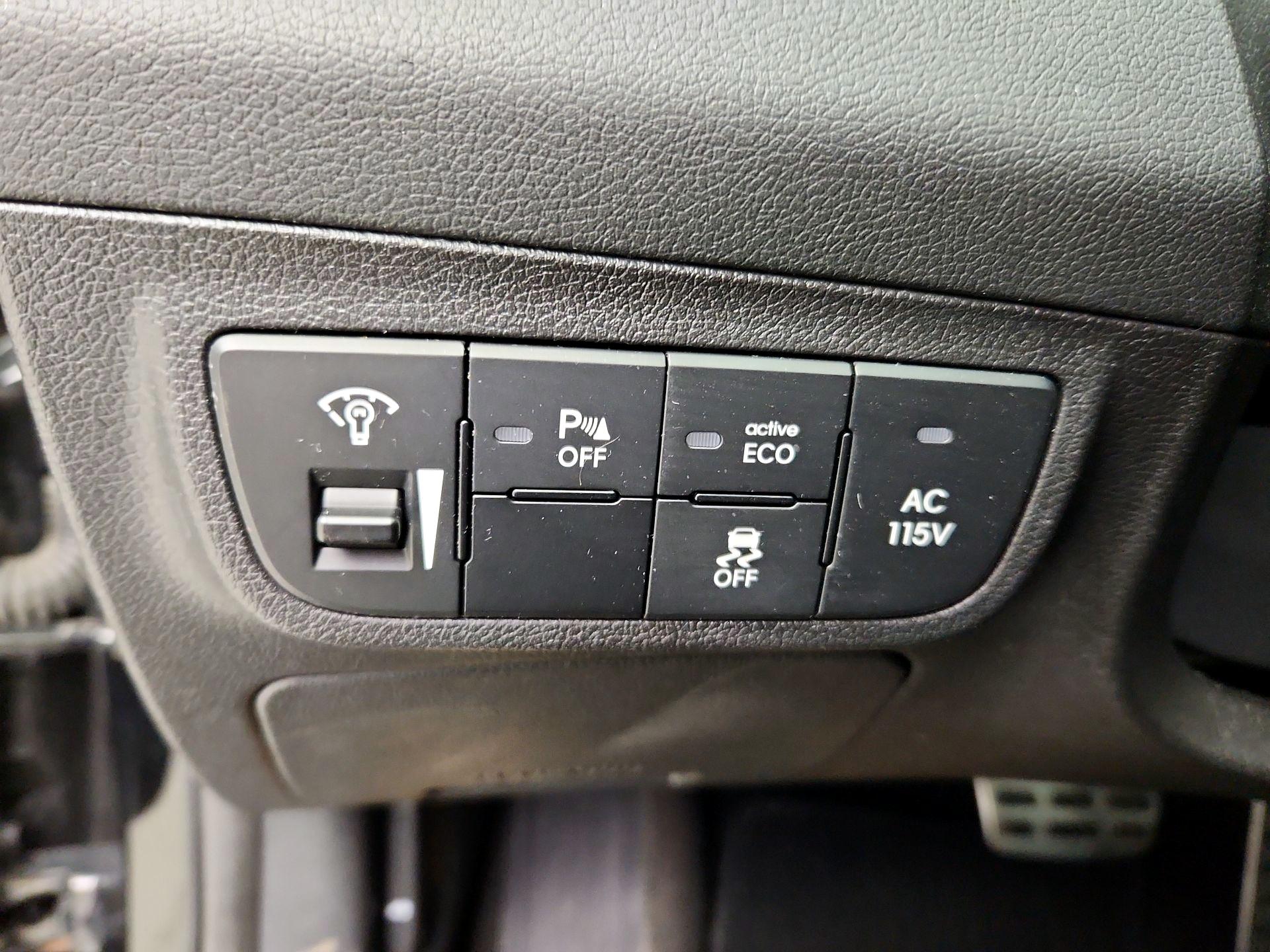 Thumbnail: 2016 Hyundai Veloster - 13