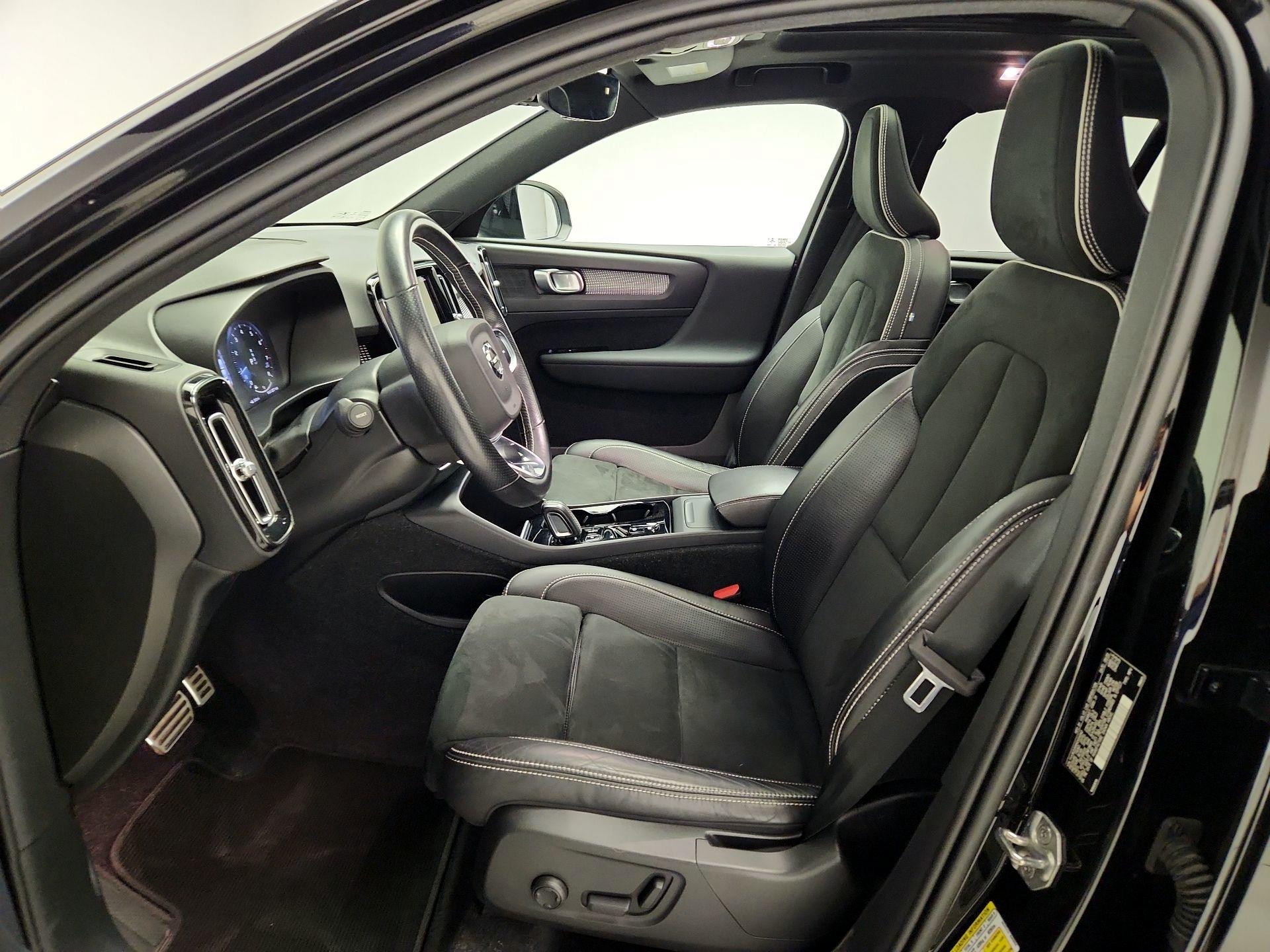 Thumbnail: 2021 Volvo XC40 - 11