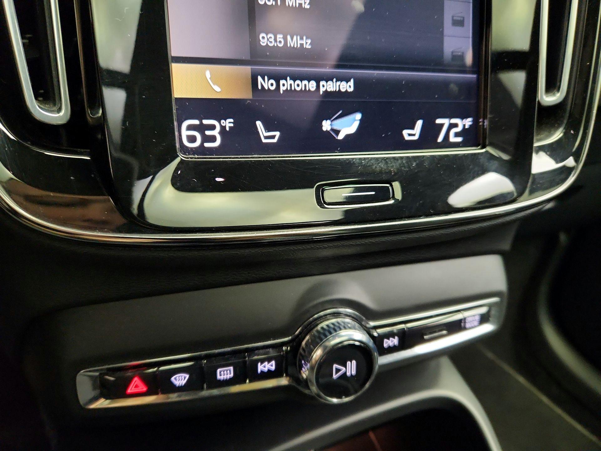 Thumbnail: 2021 Volvo XC40 - 17