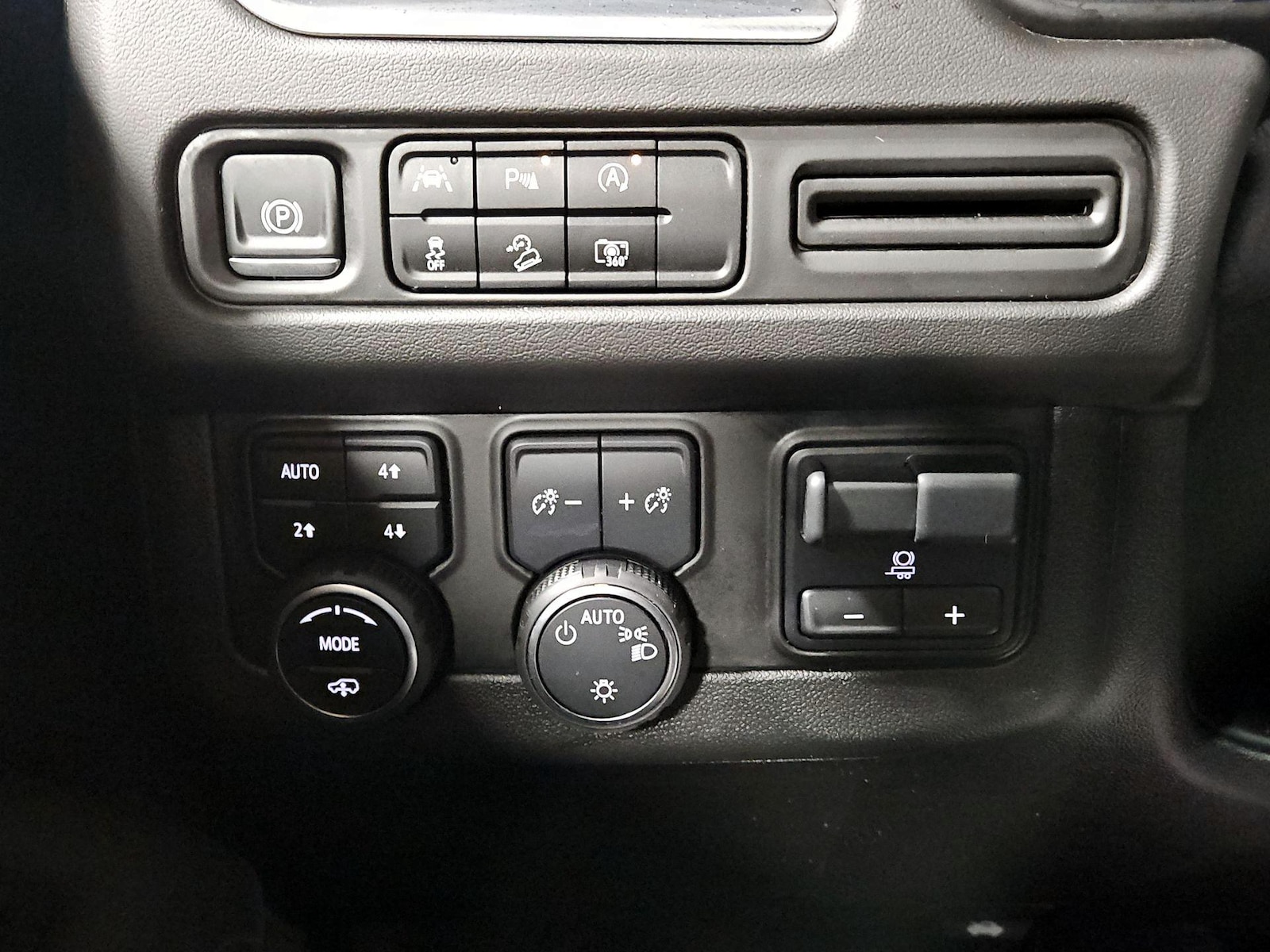 2024 Chevrolet Suburban Z71 - Photo 14