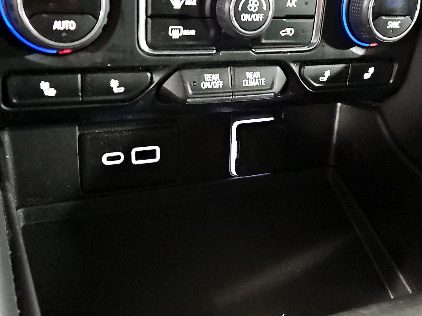 2024 Chevrolet Suburban Z71 - Photo 19