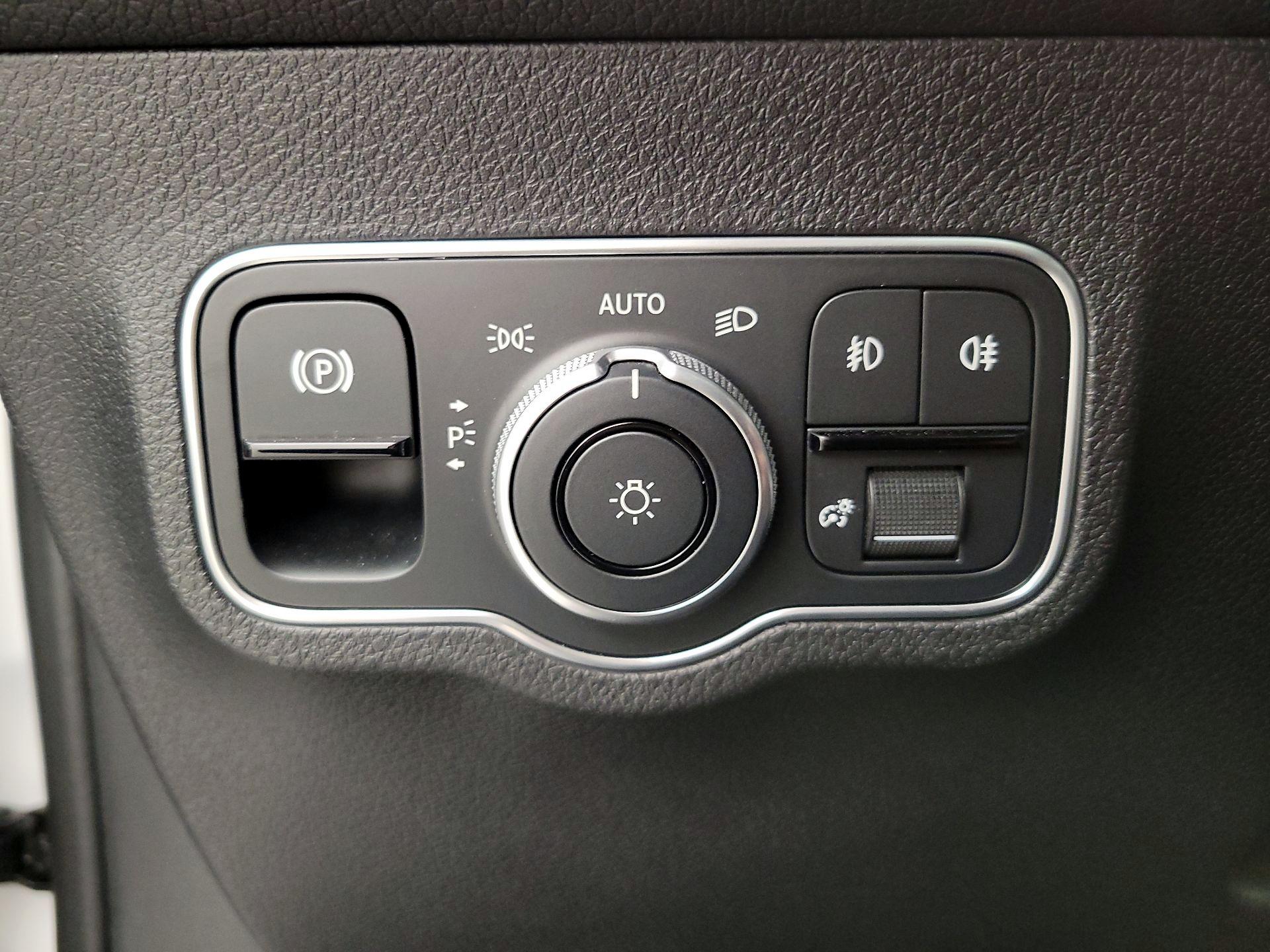 Thumbnail: 2025 Mercedes-Benz GLB - 13