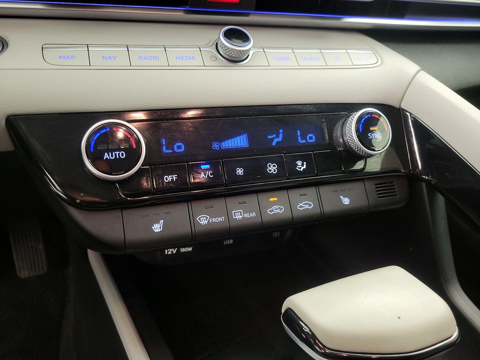 2023 Hyundai Elantra Limited - Photo 18
