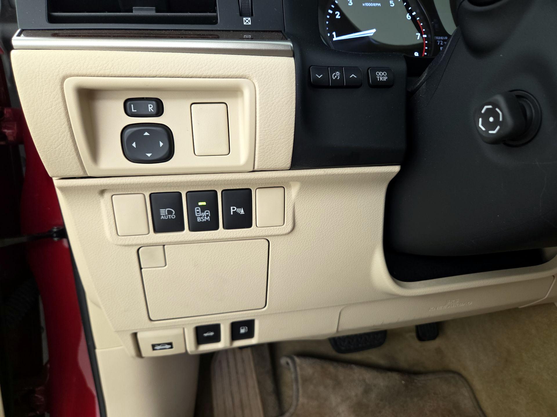 Thumbnail: 2015 Lexus ES - 13