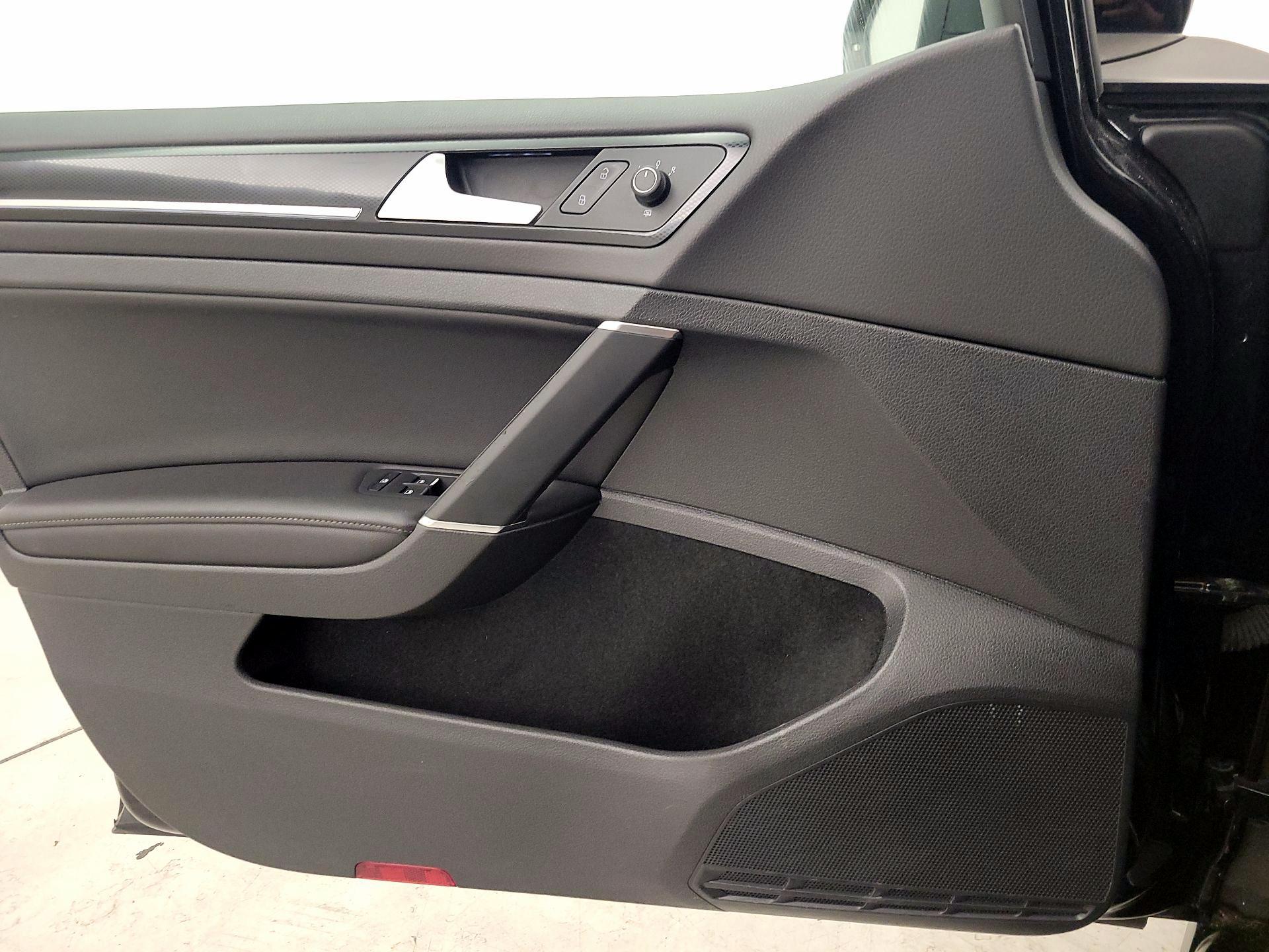 Thumbnail: 2015 Volkswagen Golf - 12