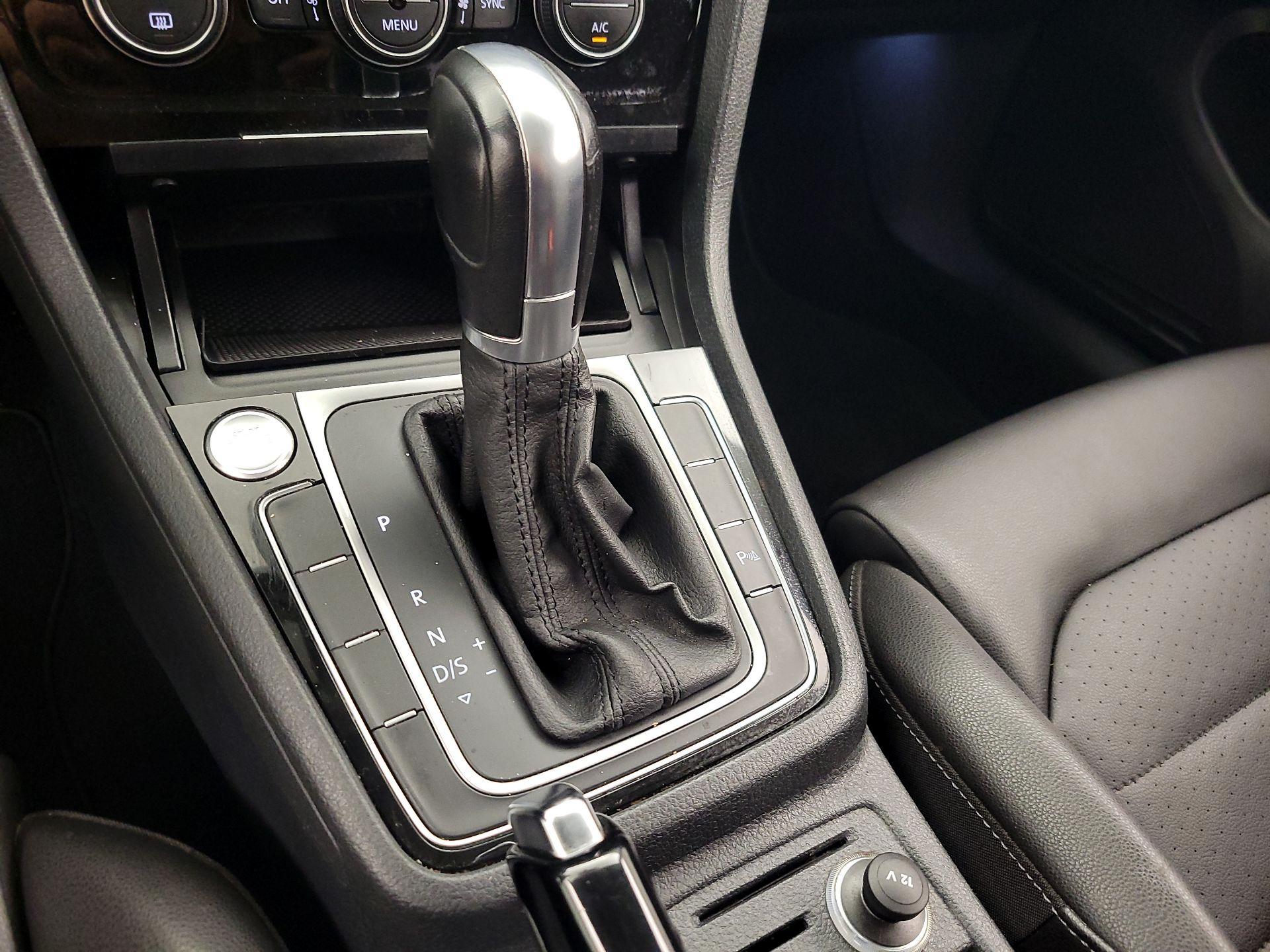 Thumbnail: 2015 Volkswagen Golf - 17