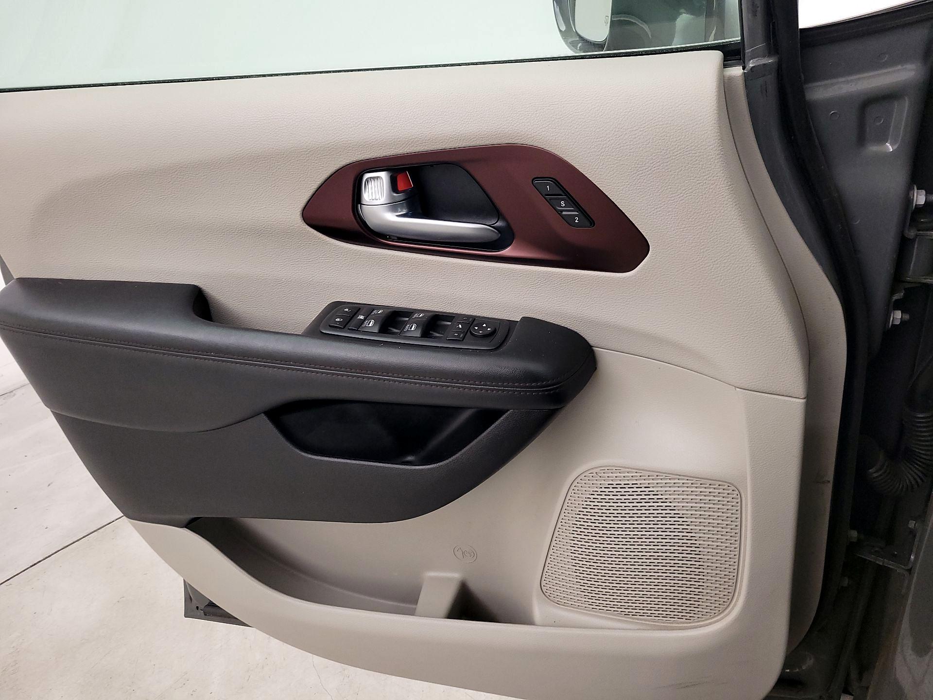 Thumbnail: 2020 Chrysler Pacifica - 12