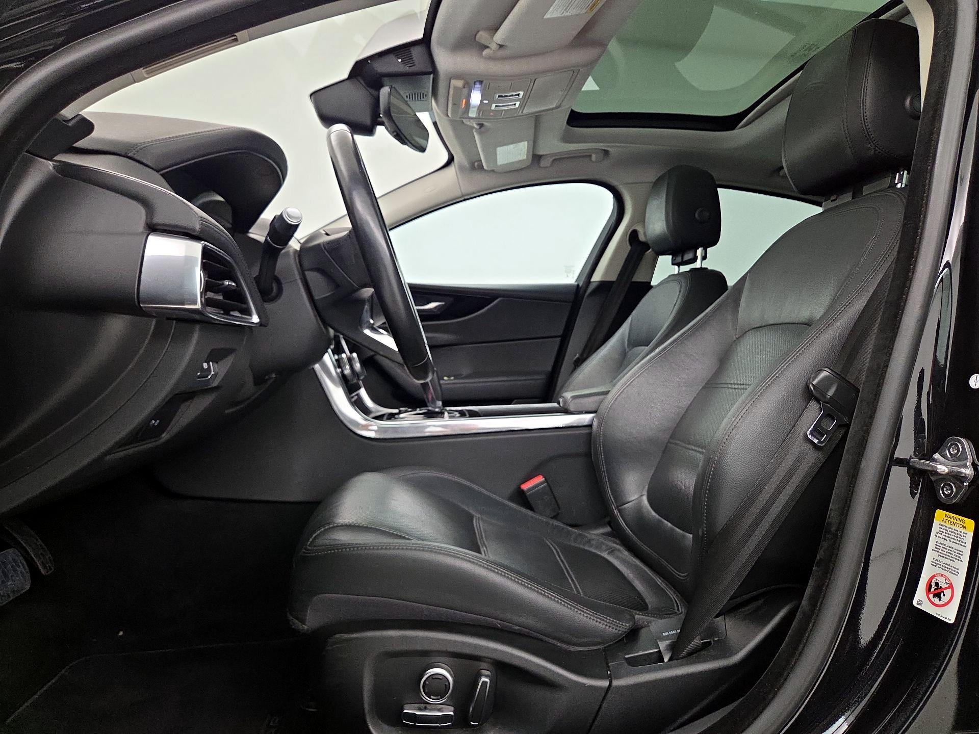 Thumbnail: 2020 Jaguar XE - 11